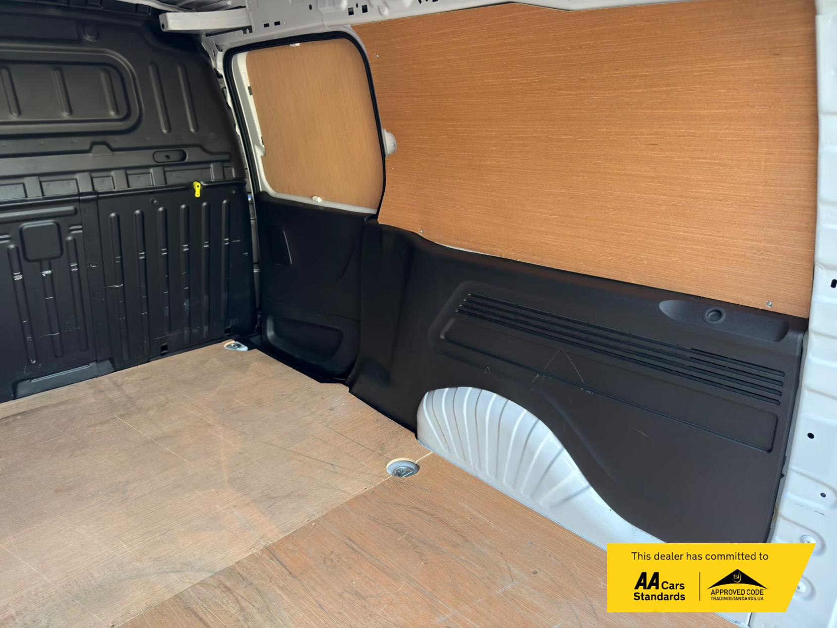 2024 Vauxhall Combo 1.5 Turbo D 2300 Pro XL Panel Van 6dr Diesel Auto LWB Euro 6 (s/s) (130 ps) - Thumbnail 30