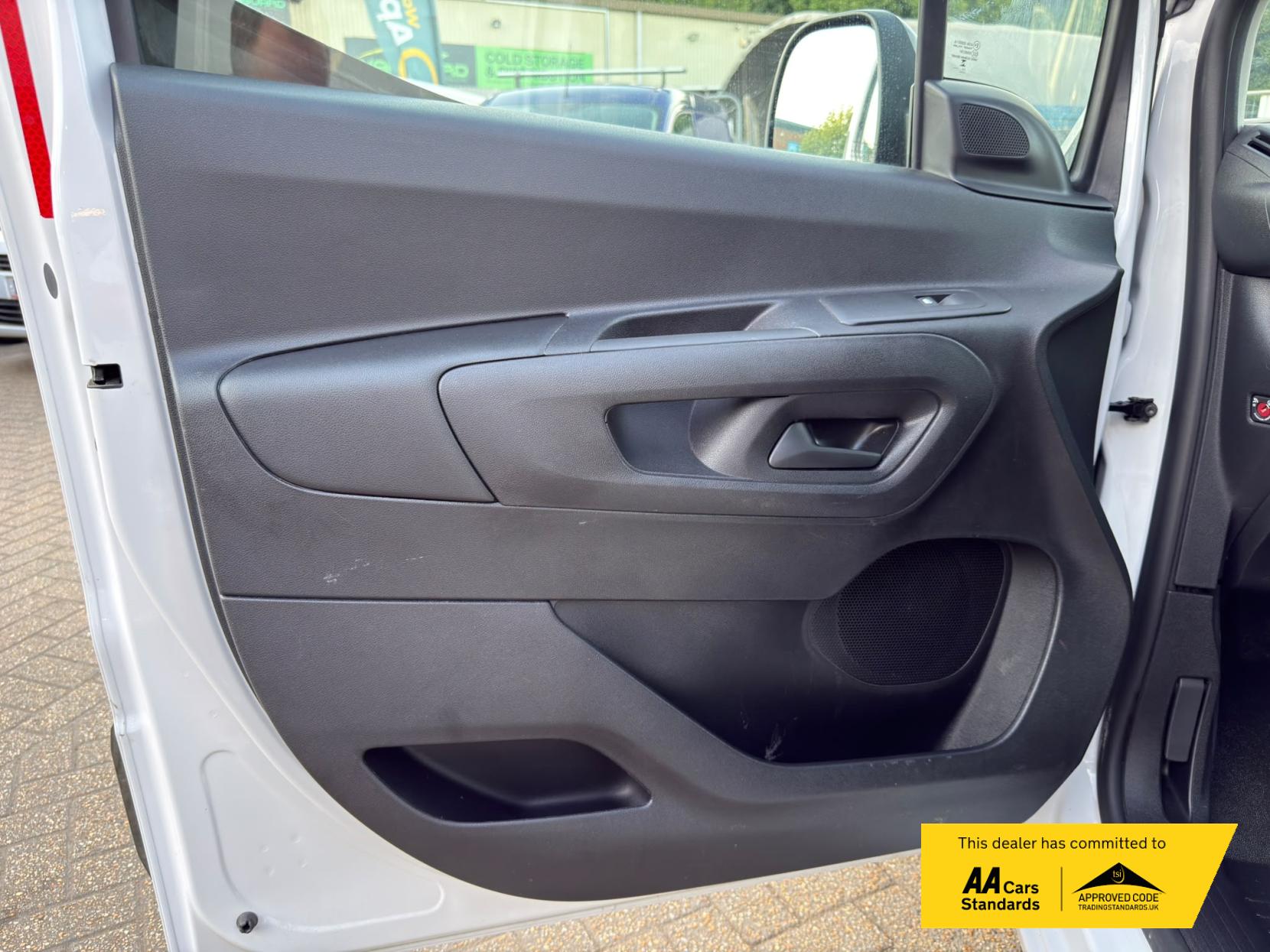 2024 Vauxhall Combo 1.5 Turbo D 2300 Pro XL Panel Van 6dr Diesel Auto LWB Euro 6 (s/s) (130 ps) - Thumbnail 35