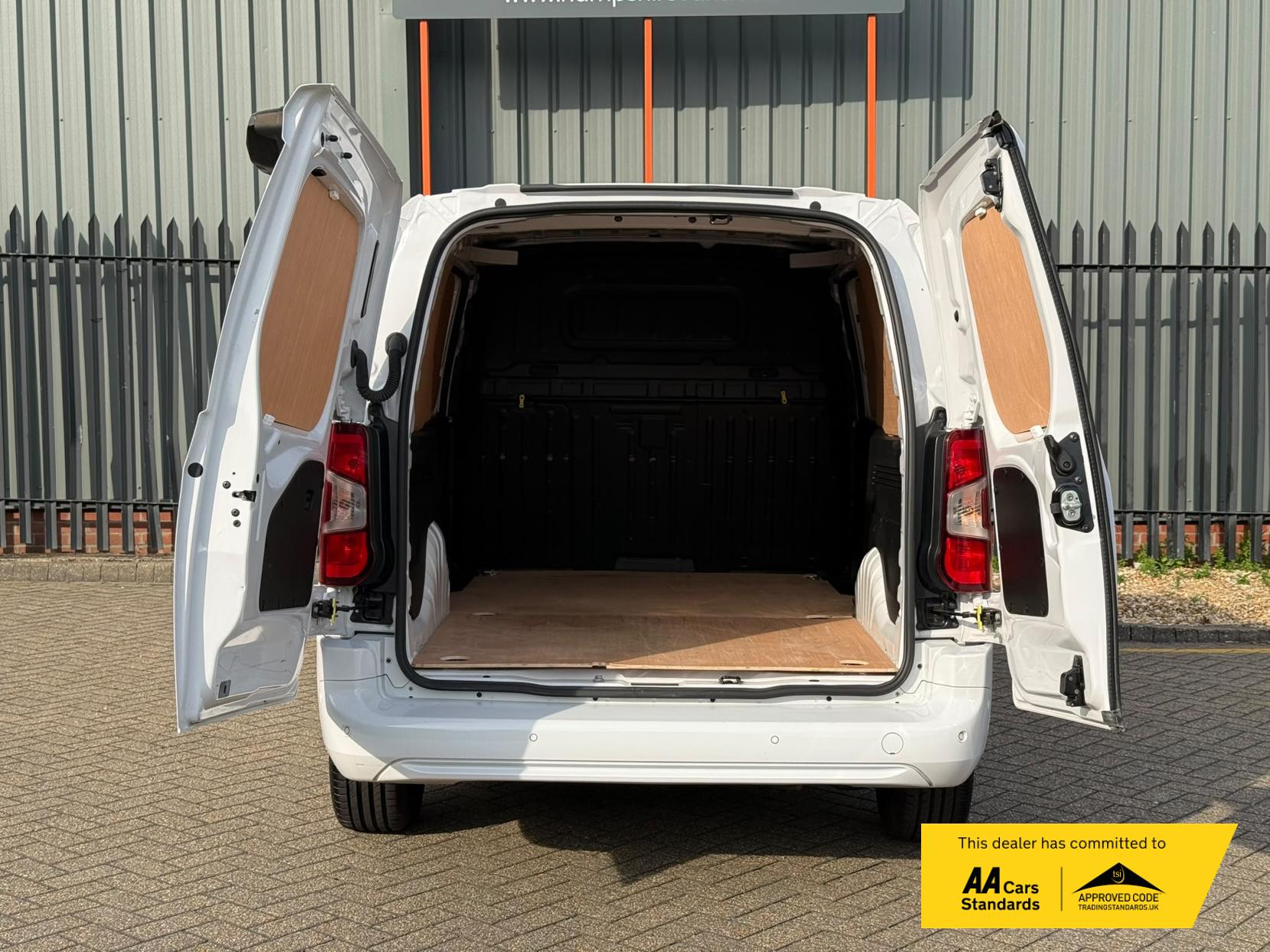 2024 Vauxhall Combo 1.5 Turbo D 2300 Pro XL Panel Van 6dr Diesel Auto LWB Euro 6 (s/s) (130 ps) - Thumbnail 27