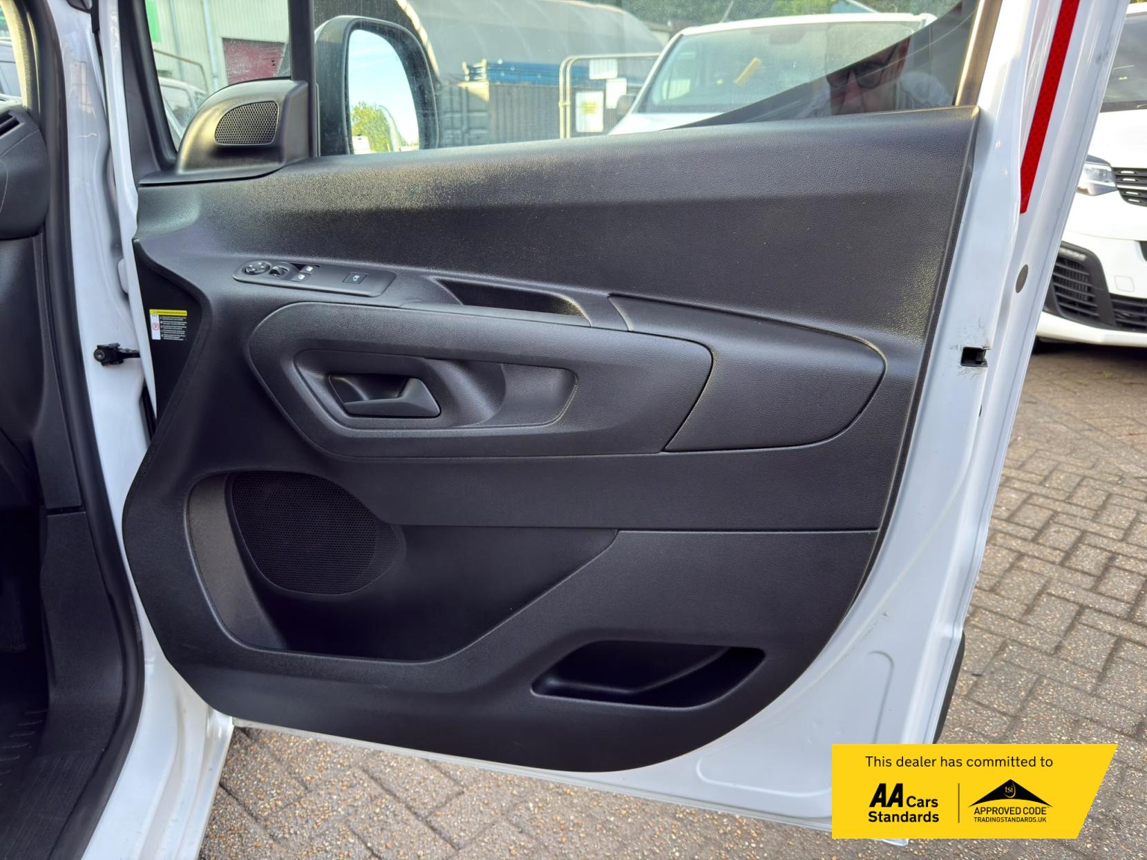 2024 Vauxhall Combo 1.5 Turbo D 2300 Pro XL Panel Van 6dr Diesel Auto LWB Euro 6 (s/s) (130 ps) - Thumbnail 60