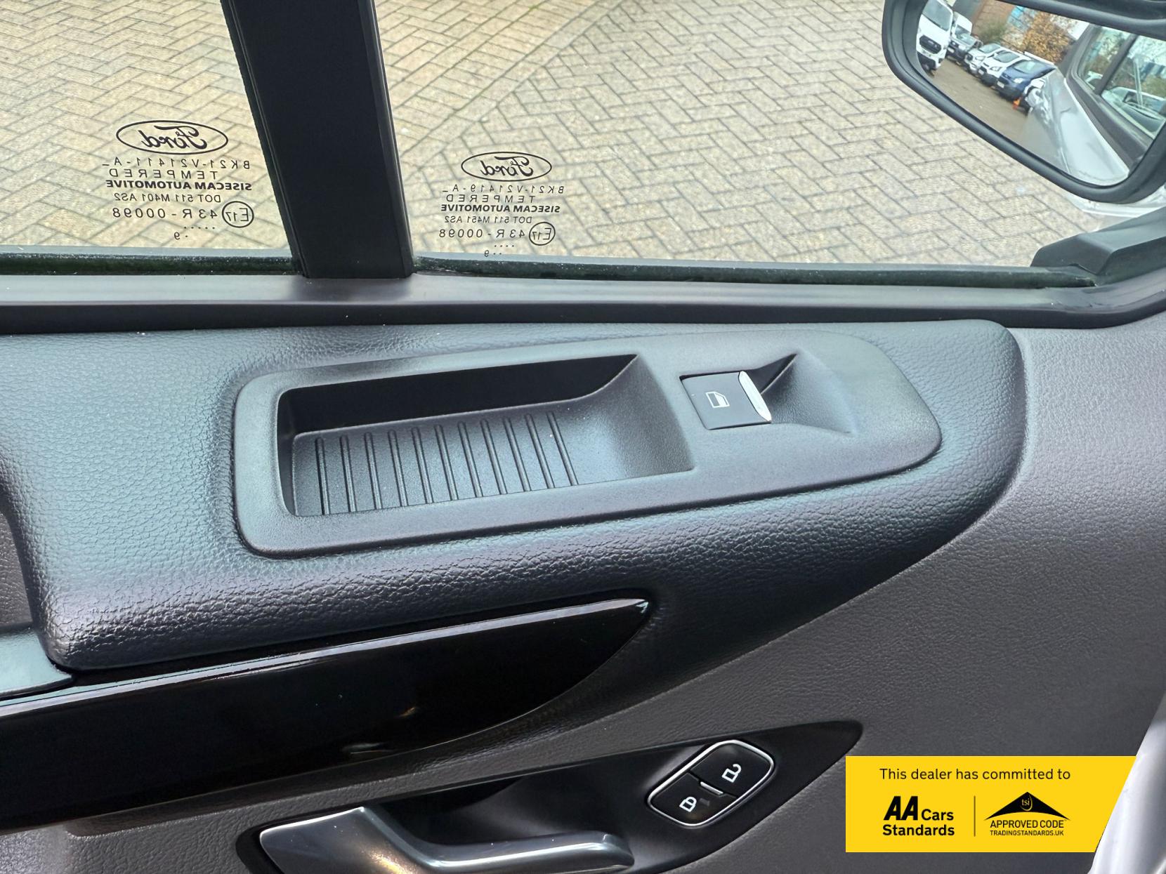 Ford Tourneo Custom 2.0 320 EcoBlue Zetec Minibus Double Cab 5dr Diesel Manual L1 Euro 6 (s/s) (130 ps)