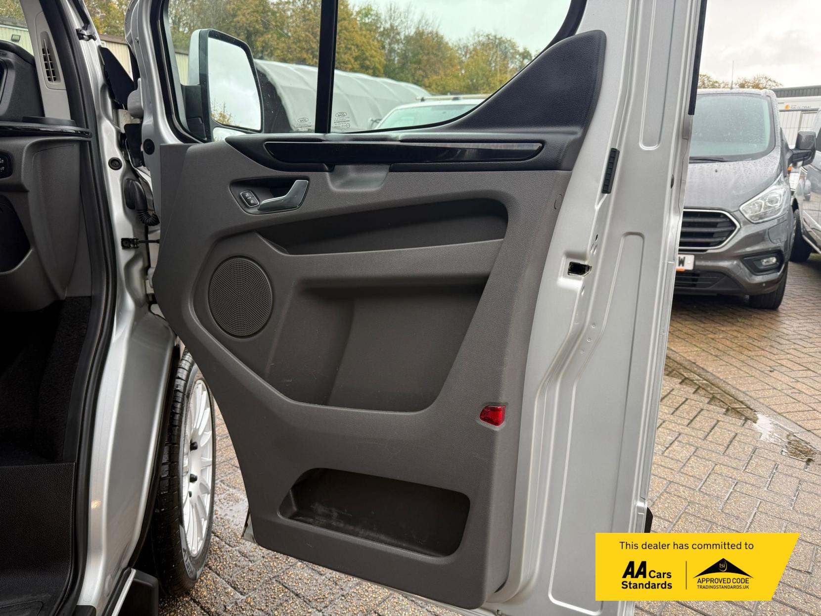 Ford Tourneo Custom 2.0 320 EcoBlue Zetec Minibus Double Cab 5dr Diesel Manual L1 Euro 6 (s/s) (130 ps)