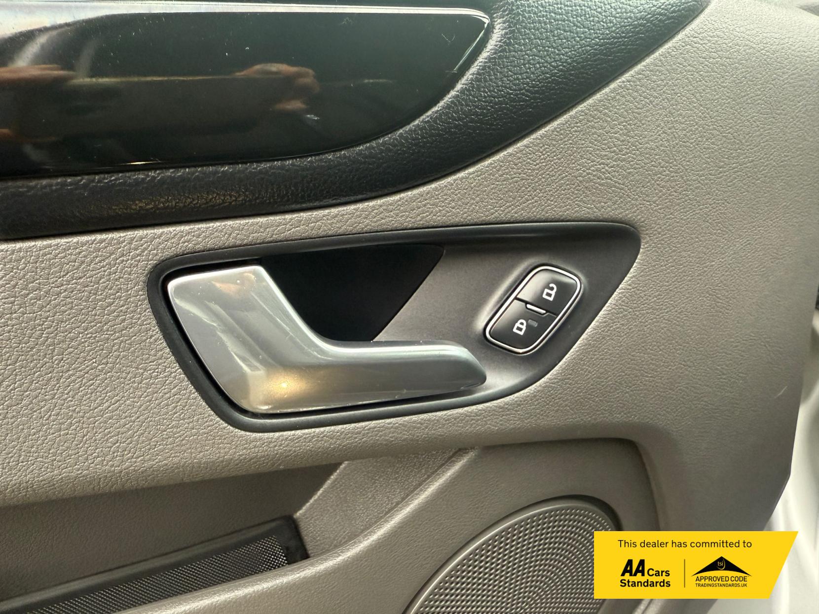 Ford Tourneo Custom 2.0 320 EcoBlue Zetec Minibus Double Cab 5dr Diesel Manual L1 Euro 6 (s/s) (130 ps)