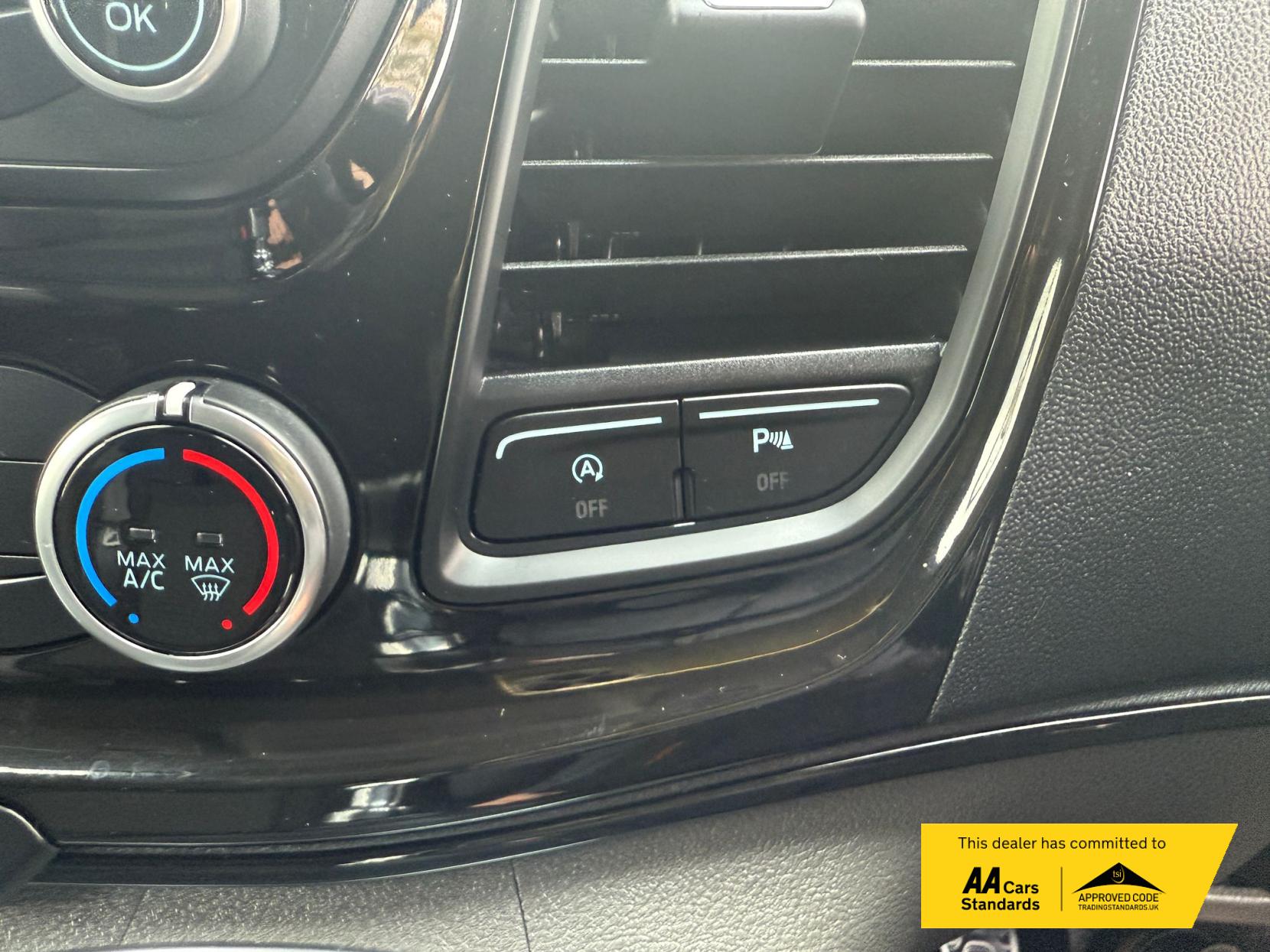 Ford Tourneo Custom 2.0 320 EcoBlue Zetec Minibus Double Cab 5dr Diesel Manual L1 Euro 6 (s/s) (130 ps)