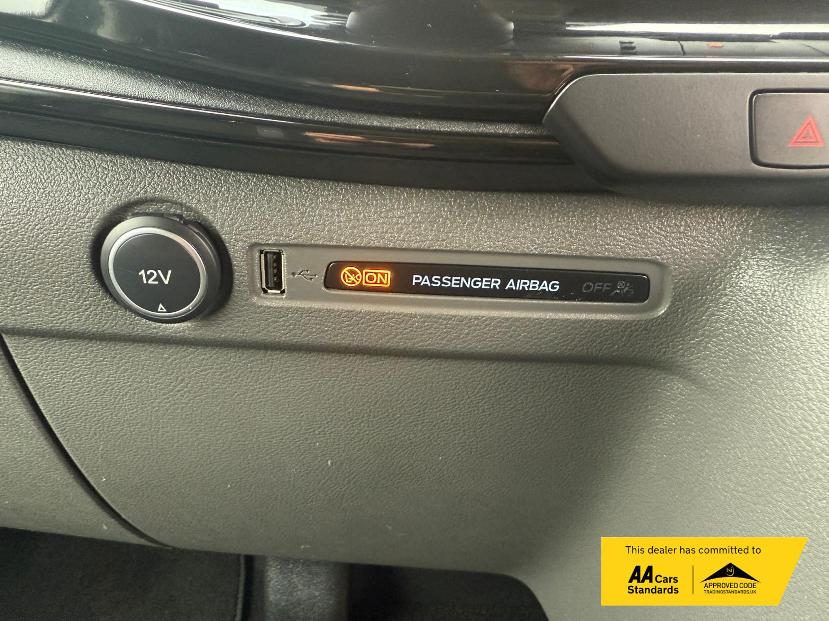 Ford Tourneo Custom 2.0 320 EcoBlue Zetec Minibus Double Cab 5dr Diesel Manual L1 Euro 6 (s/s) (130 ps)