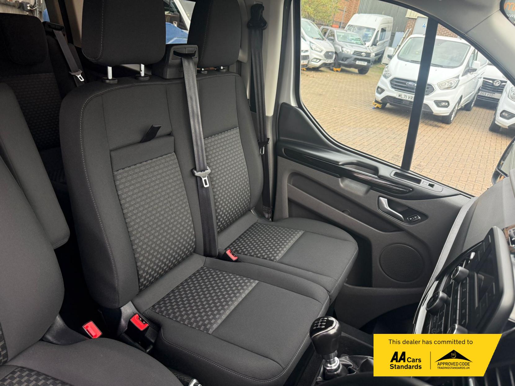 Ford Tourneo Custom 2.0 320 EcoBlue Zetec Minibus Double Cab 5dr Diesel Manual L1 Euro 6 (s/s) (130 ps)