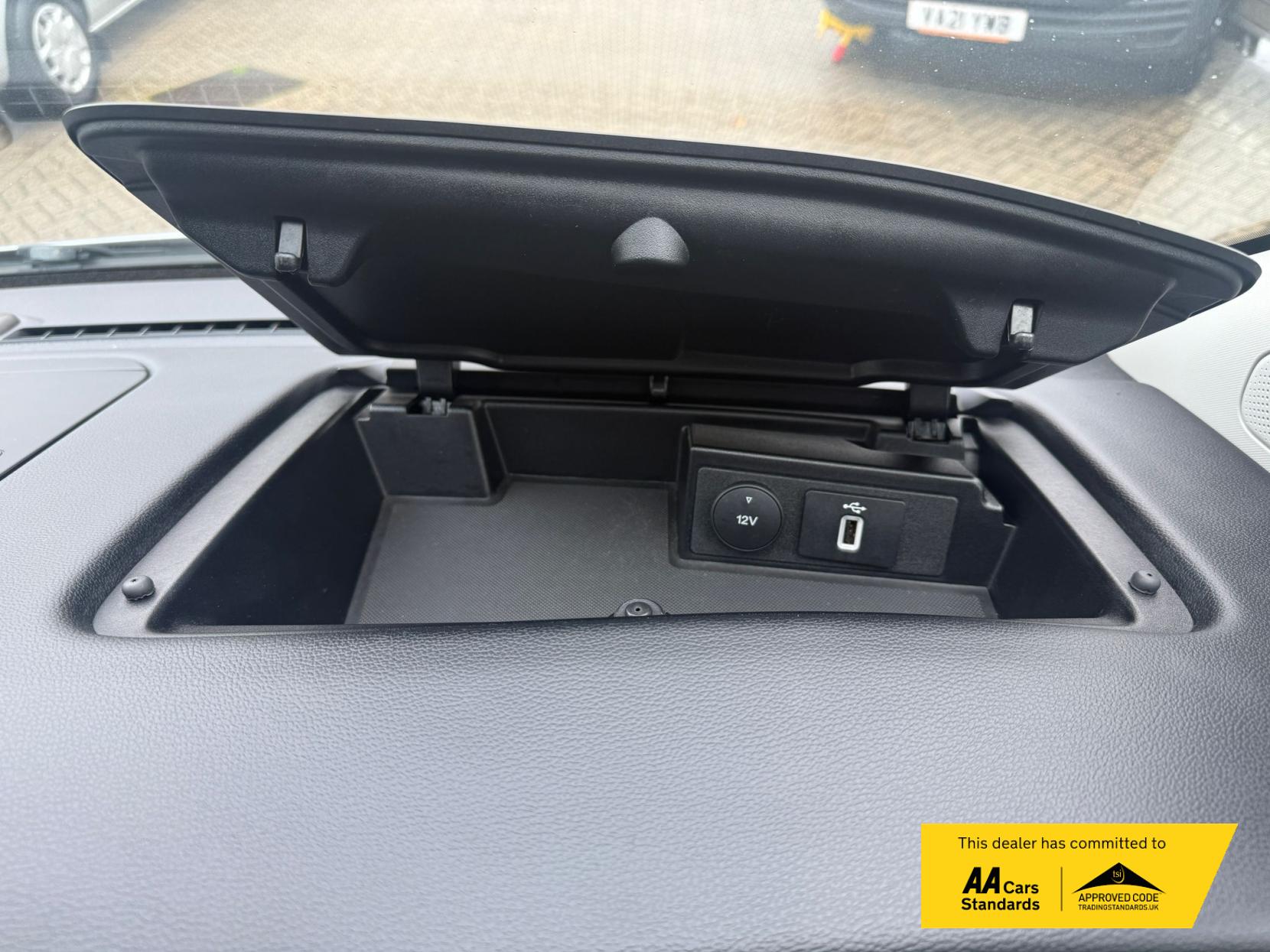 Ford Tourneo Custom 2.0 320 EcoBlue Zetec Minibus Double Cab 5dr Diesel Manual L1 Euro 6 (s/s) (130 ps)