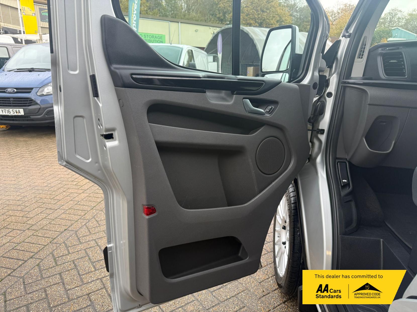 Ford Tourneo Custom 2.0 320 EcoBlue Zetec Minibus Double Cab 5dr Diesel Manual L1 Euro 6 (s/s) (130 ps)