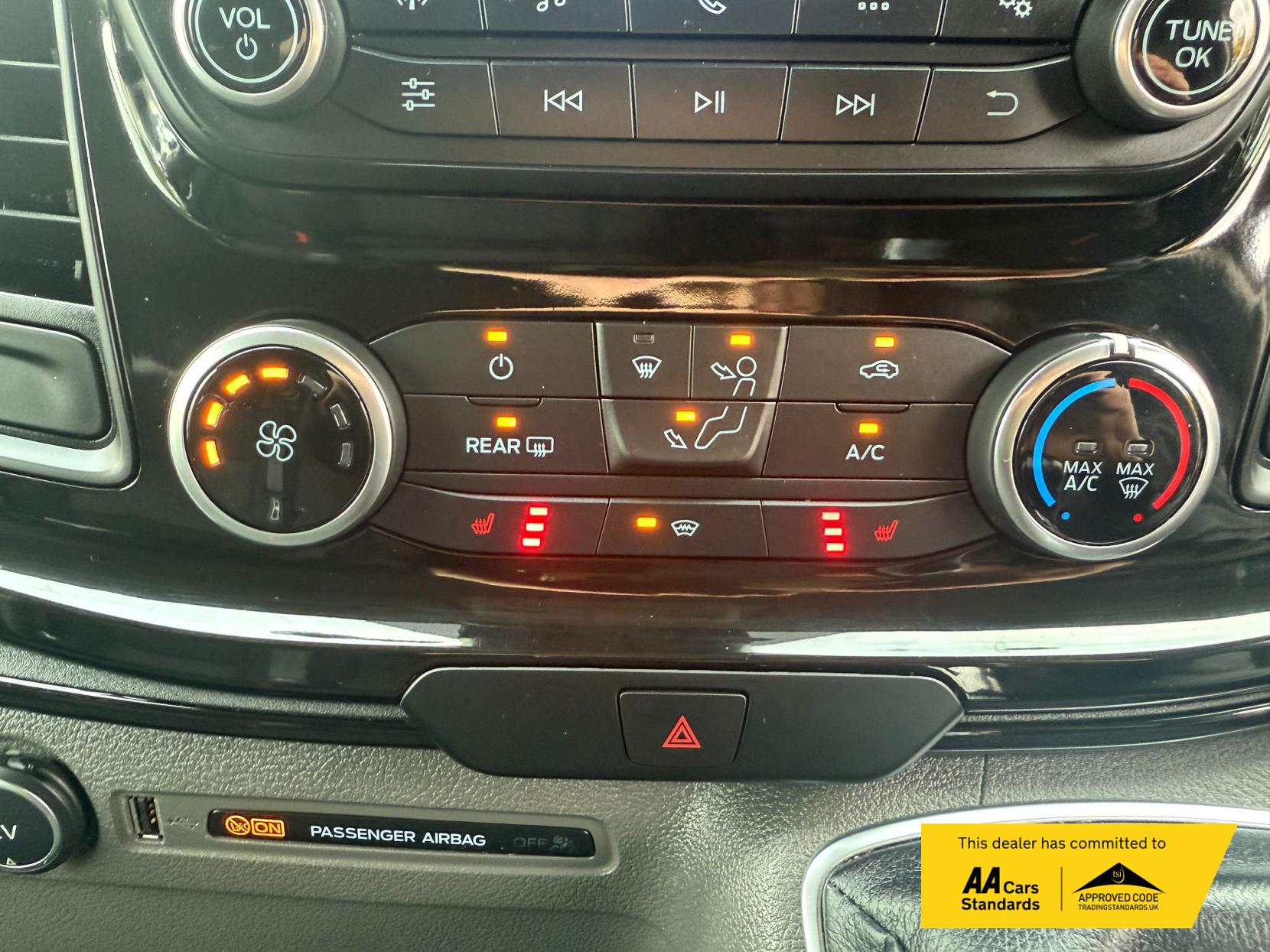 Ford Tourneo Custom 2.0 320 EcoBlue Zetec Minibus Double Cab 5dr Diesel Manual L1 Euro 6 (s/s) (130 ps)