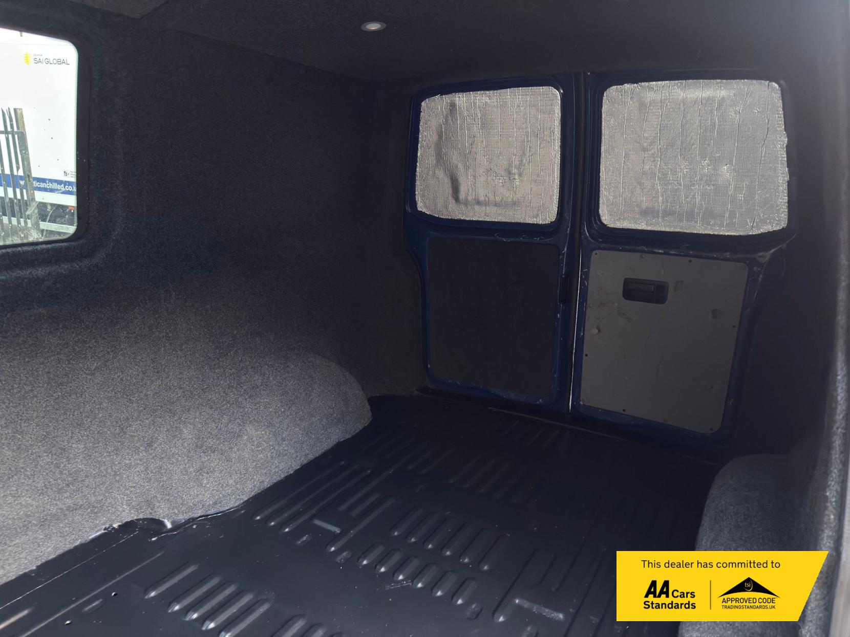 2007 Volkswagen Transporter 2.5 TDI PD Trendline Panel Van 4dr Diesel Manual L1 H1 (128 bhp) - Thumbnail 16