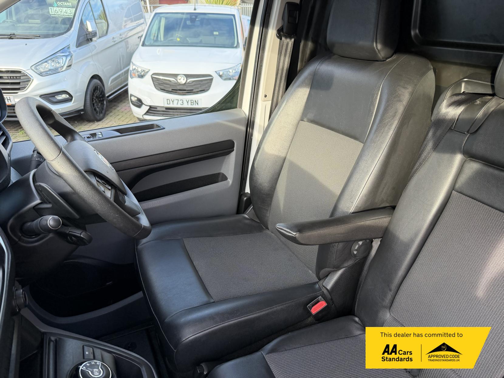 Vauxhall Vivaro 2.0 Turbo D 3100 Sportive Panel Van 5dr Diesel Auto L2 H1 Euro 6 (s/s) (120 ps)