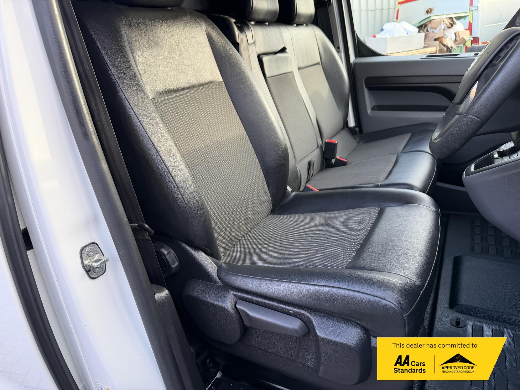 Vauxhall Vivaro 2.0 Turbo D 3100 Sportive Panel Van 5dr Diesel Auto L2 H1 Euro 6 (s/s) (120 ps)