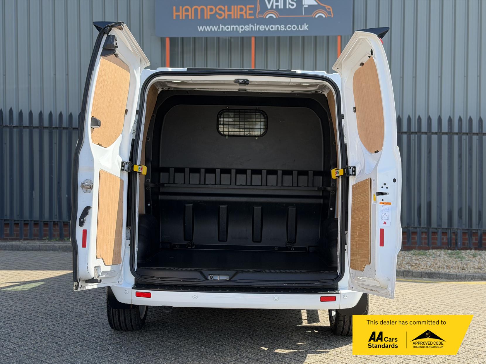 2023 Ford Transit Custom 2.0 300 EcoBlue Limited Crew Van Double Cab 5dr Diesel Manual L1 H1 Euro 6 (s/s) (130 ps) - Thumbnail 24