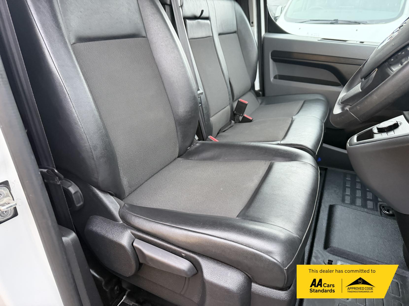 Vauxhall Vivaro 2.0 Turbo D 3100 Sportive Panel Van 5dr Diesel Auto L2 H1 Euro 6 (s/s) (120 ps)