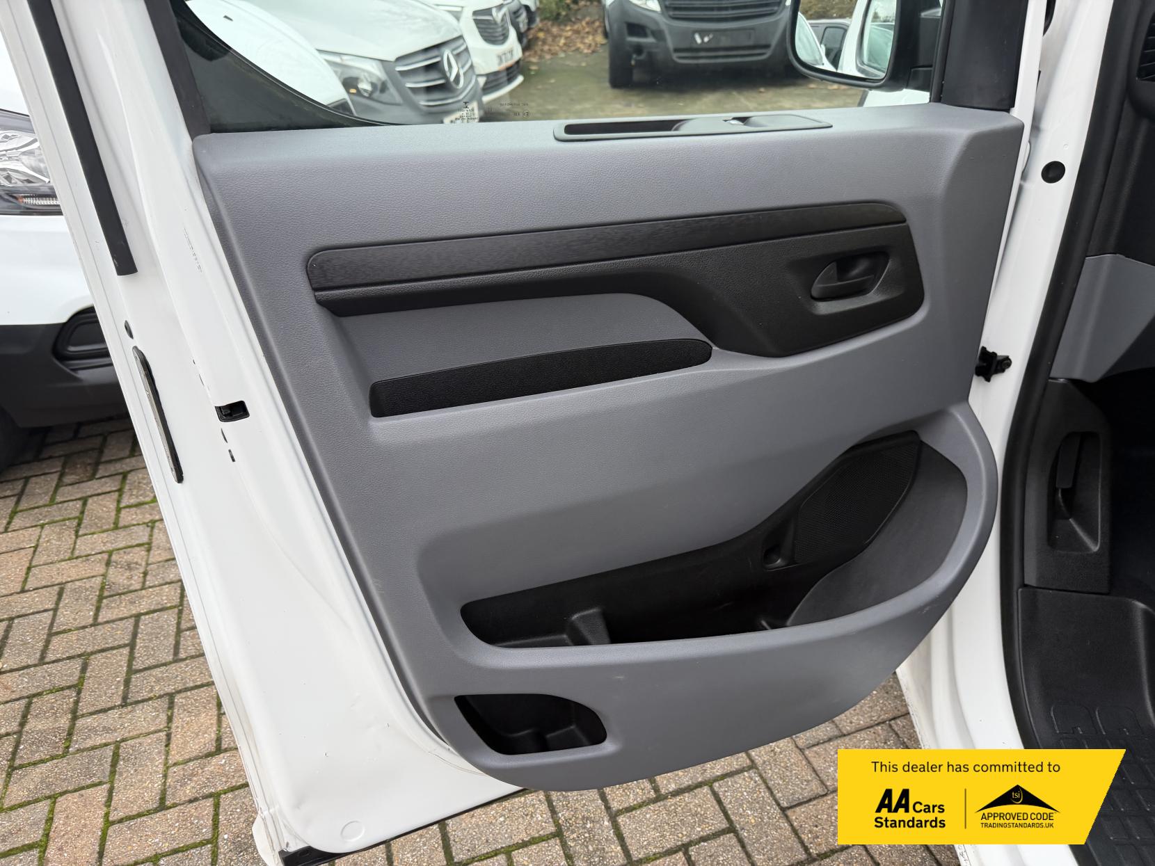 Vauxhall Vivaro 2.0 Turbo D 3100 Sportive Panel Van 5dr Diesel Auto L2 H1 Euro 6 (s/s) (120 ps)