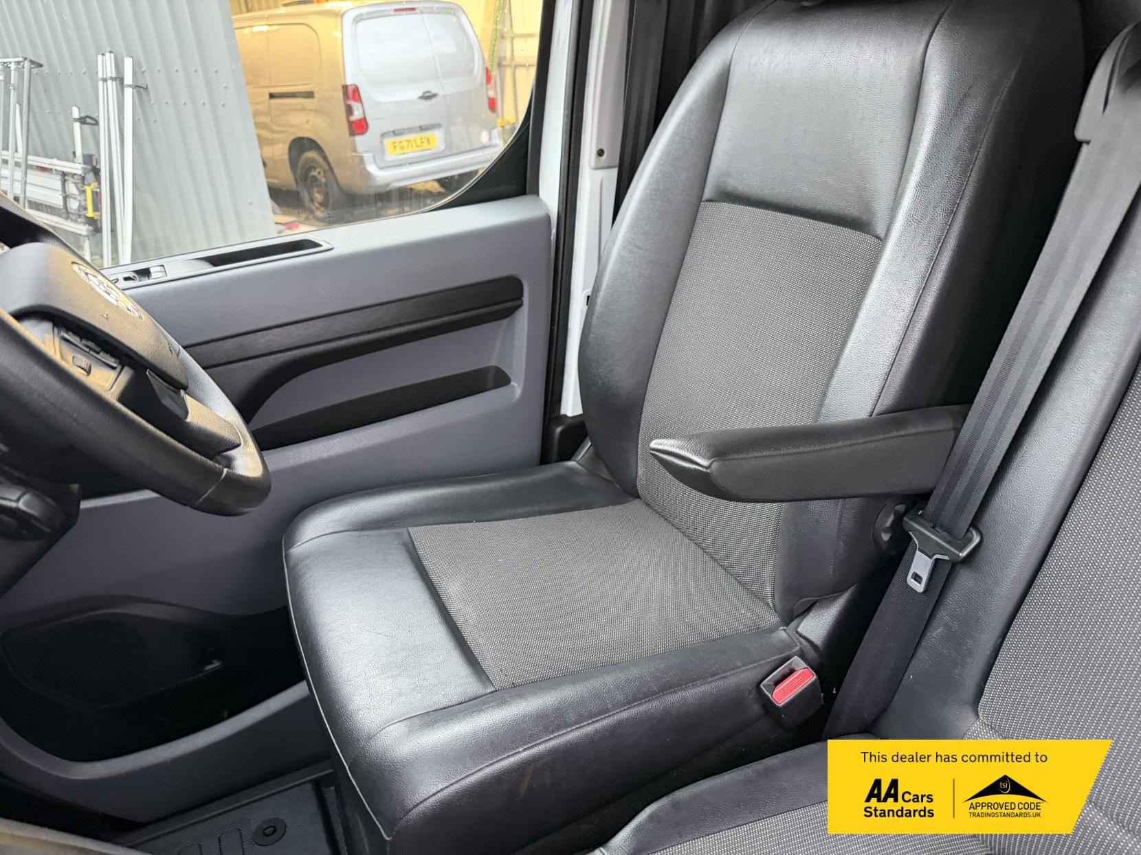 Vauxhall Vivaro 2.0 Turbo D 3100 Sportive Panel Van 5dr Diesel Auto L2 H1 Euro 6 (s/s) (120 ps)