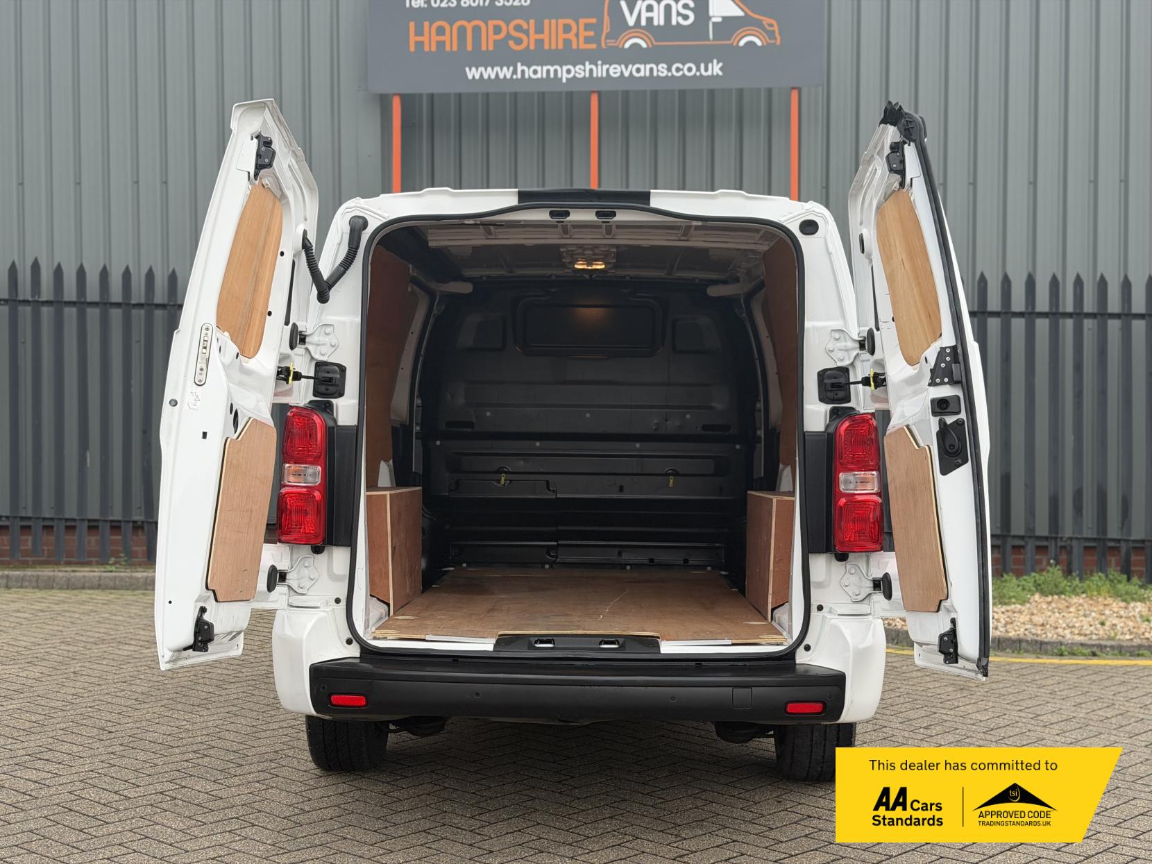 Vauxhall Vivaro 2.0 Turbo D 3100 Sportive Panel Van 5dr Diesel Auto L2 H1 Euro 6 (s/s) (120 ps)