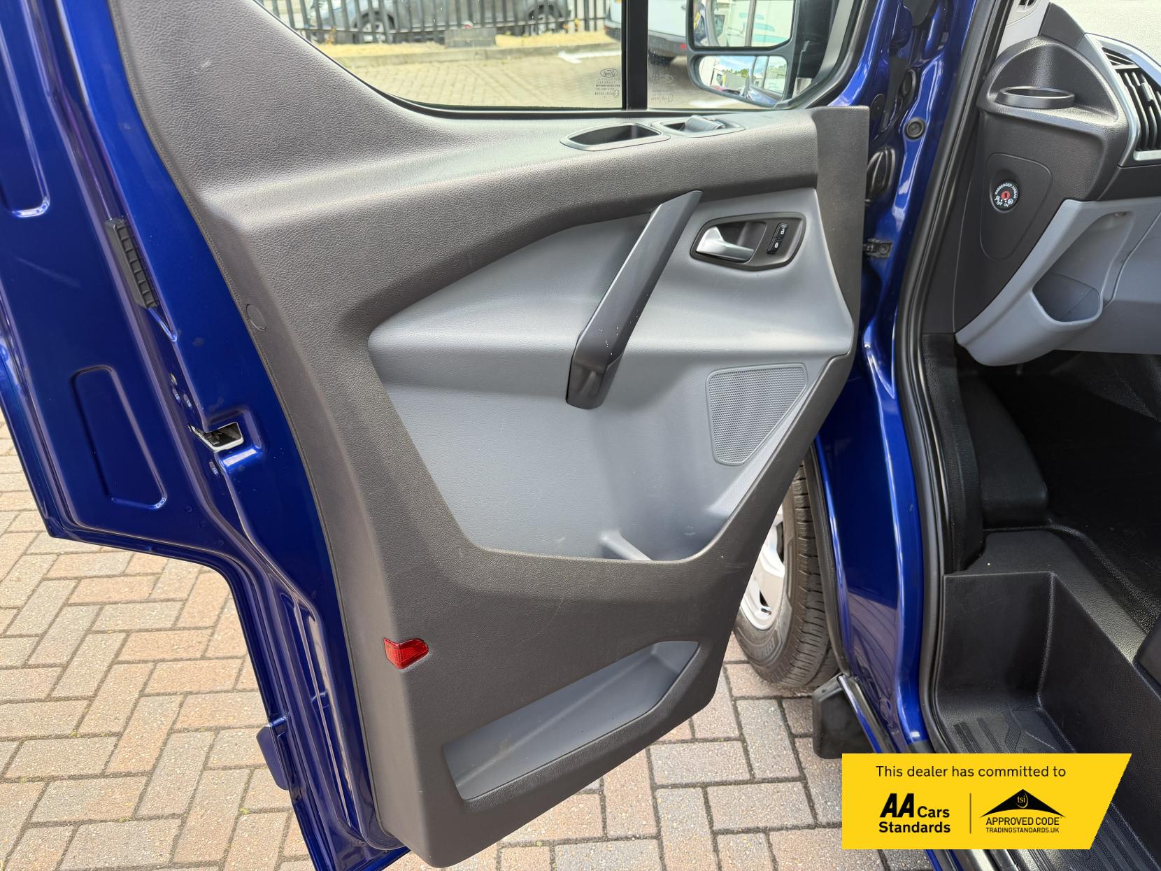 2017 Ford Transit Custom 2.0 TDCi 270 Limited Panel Van 5dr Diesel Manual L1 H1 (157 g/km, 128 bhp) - Thumbnail 23