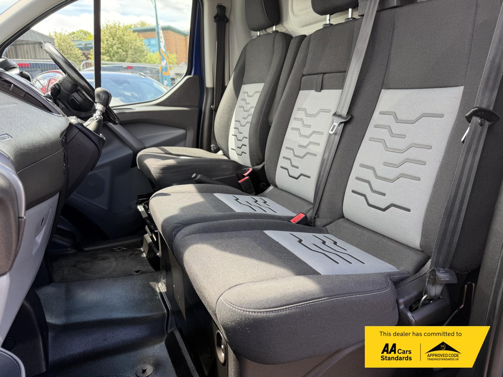 2017 Ford Transit Custom 2.0 TDCi 270 Limited Panel Van 5dr Diesel Manual L1 H1 (157 g/km, 128 bhp) - Thumbnail 12