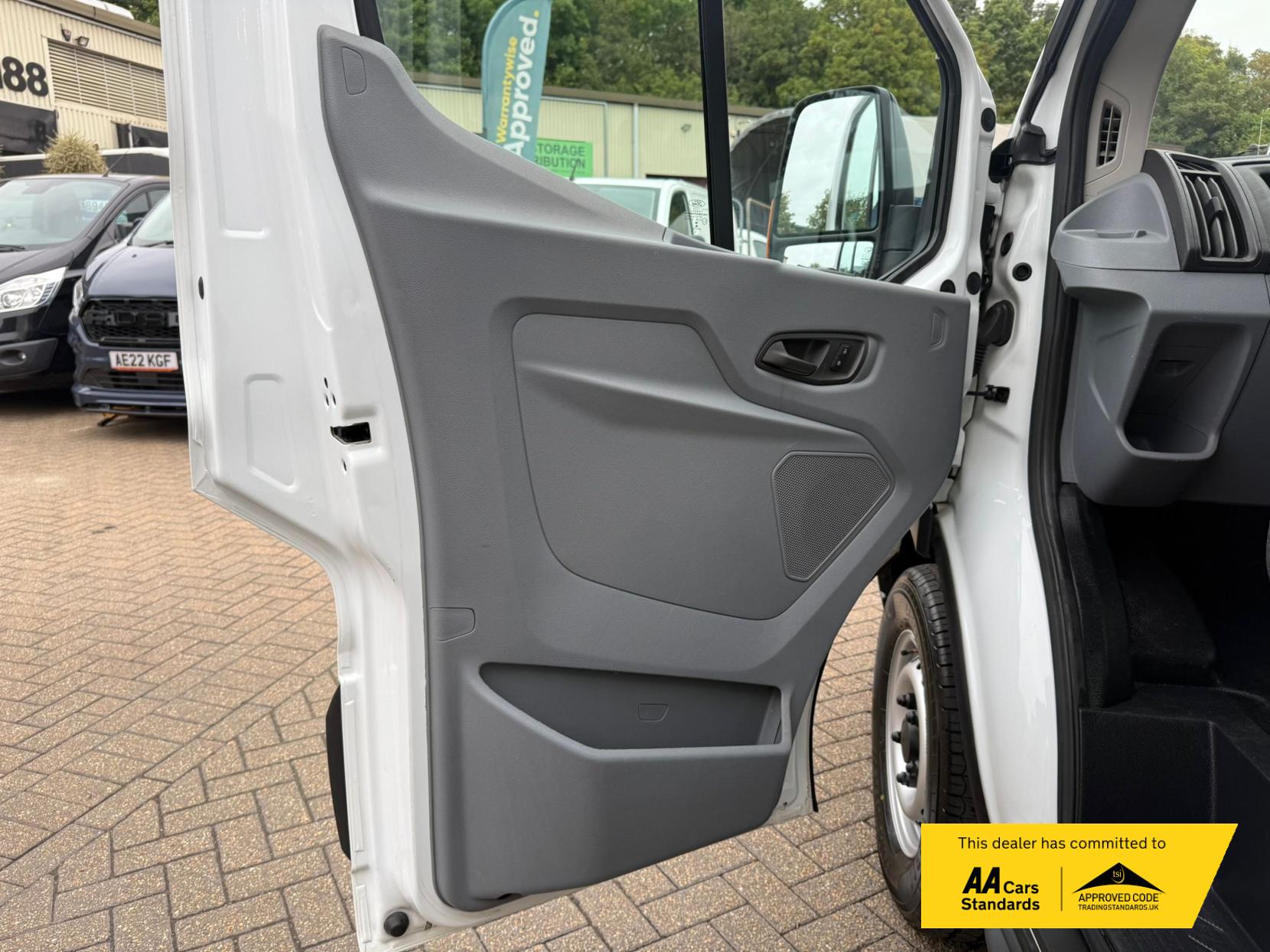 2018 Ford Transit 2.0 350 EcoBlue Luton 3dr Diesel Manual RWD L4 Euro 6 (170 ps) - Thumbnail 41