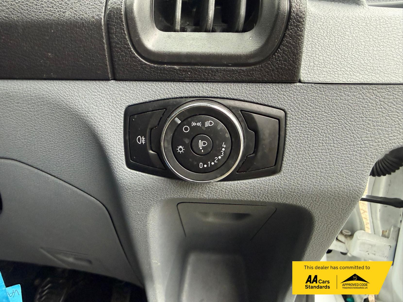 2018 Ford Transit 2.0 350 EcoBlue Luton 3dr Diesel Manual RWD L4 Euro 6 (170 ps) - Thumbnail 21