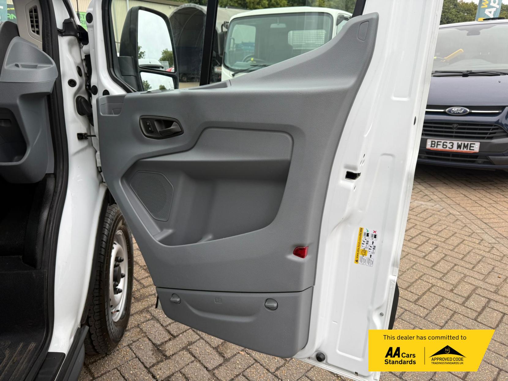 2018 Ford Transit 2.0 350 EcoBlue Luton 3dr Diesel Manual RWD L4 Euro 6 (170 ps) - Thumbnail 17