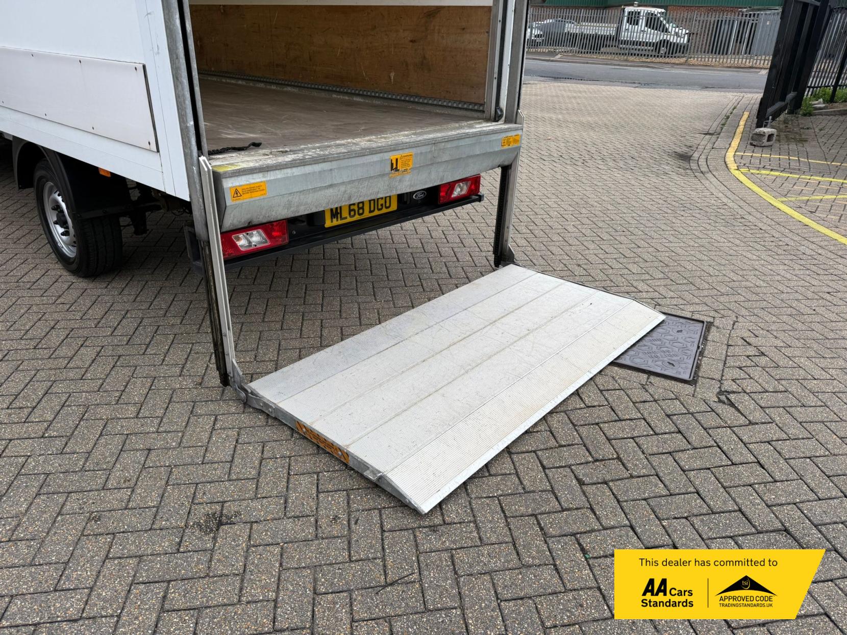 2018 Ford Transit 2.0 350 EcoBlue Luton 3dr Diesel Manual RWD L4 Euro 6 (170 ps) - Thumbnail 9