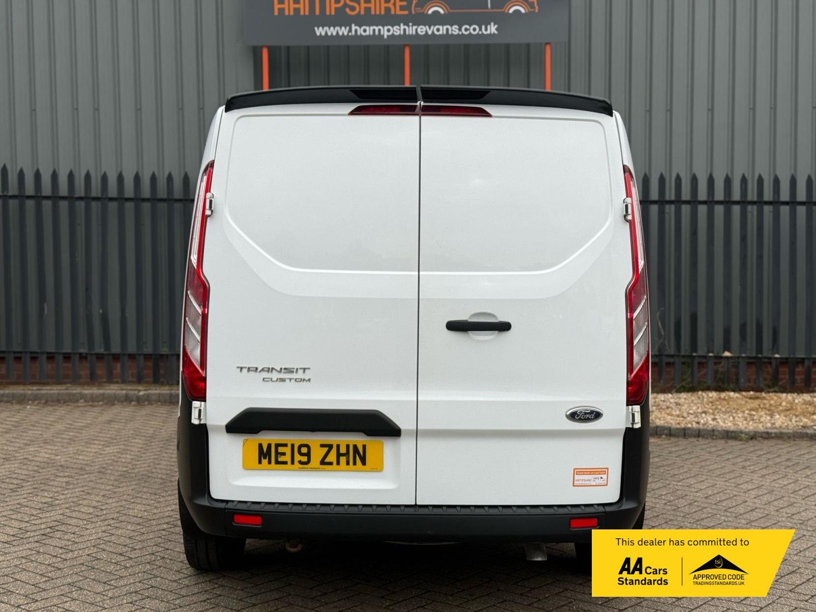 Ford Transit Custom 2.0 300 EcoBlue Crew Van Double Cab 5dr Diesel Manual L2 H1 Euro 6 (6 Seat) (105 ps)