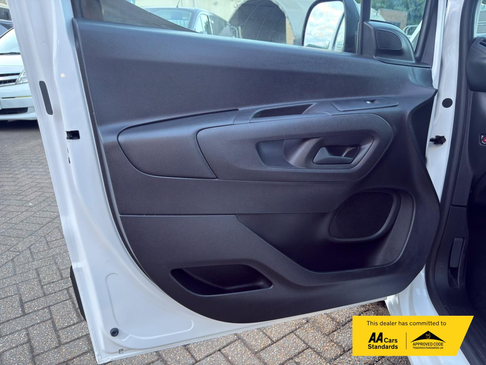 2020 Vauxhall Combo 1.6 Turbo D 2300 Sportive Panel Van 4dr Diesel Manual L1 H1 Euro 6 (s/s) (100 ps) - Thumbnail 25