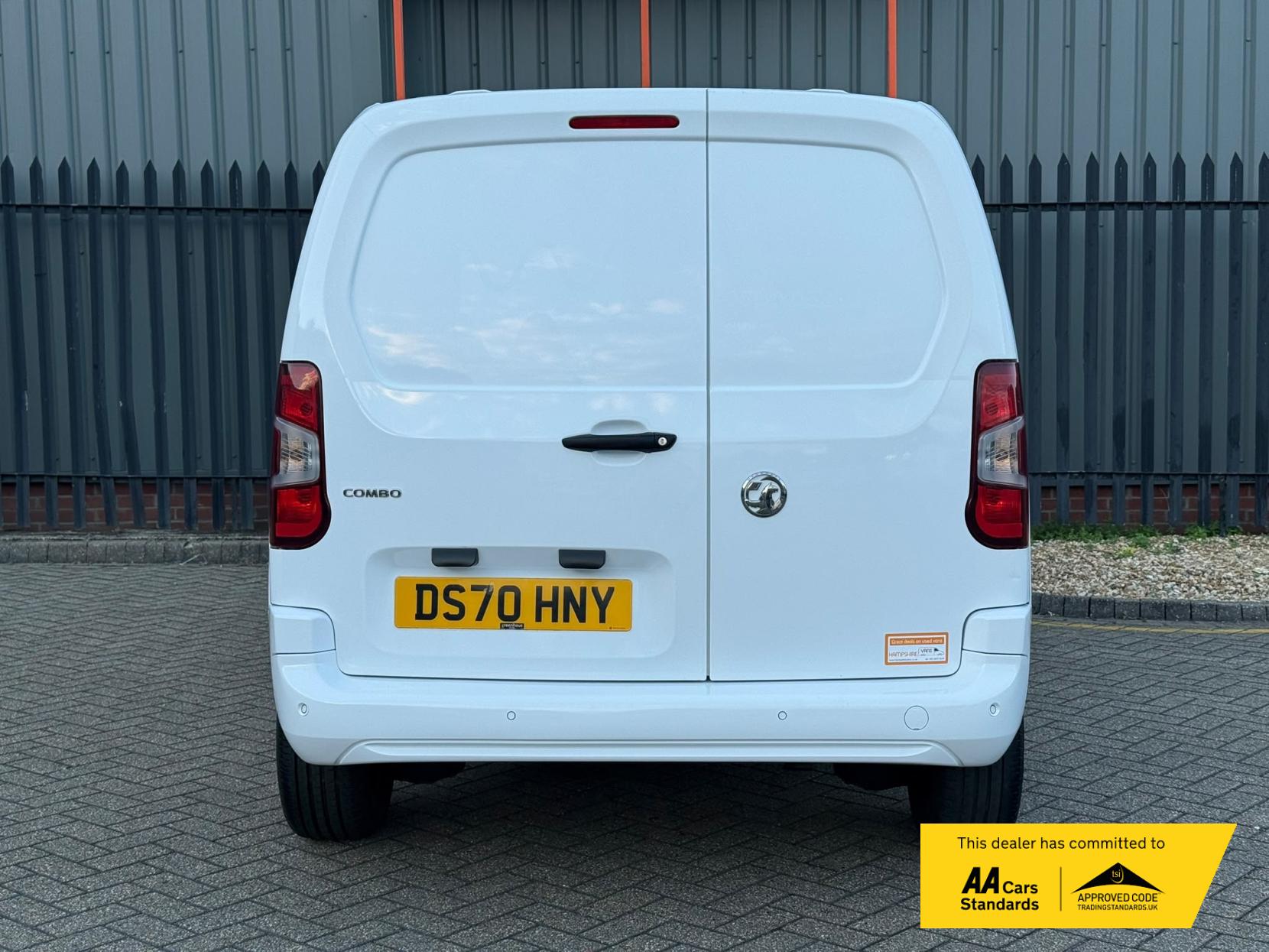 2020 Vauxhall Combo 1.6 Turbo D 2300 Sportive Panel Van 4dr Diesel Manual L1 H1 Euro 6 (s/s) (100 ps) - Thumbnail 17