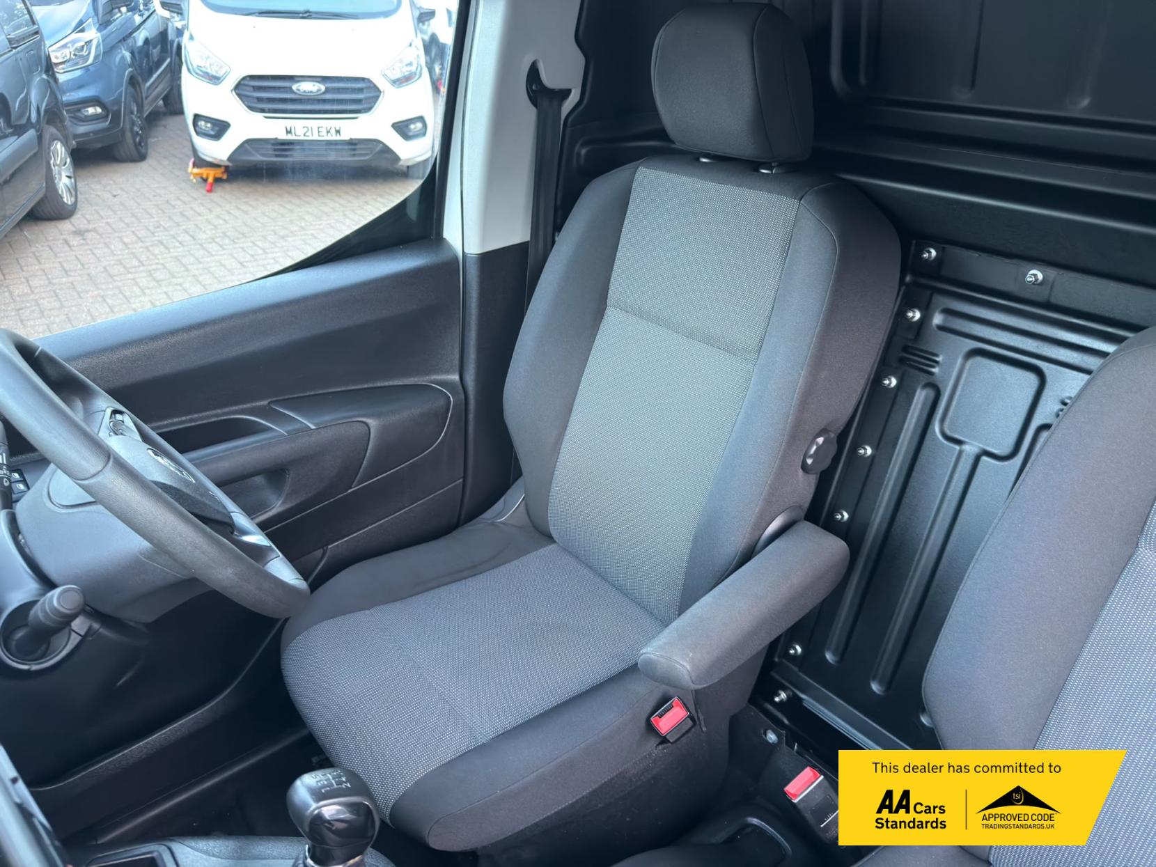 2020 Vauxhall Combo 1.6 Turbo D 2300 Sportive Panel Van 4dr Diesel Manual L1 H1 Euro 6 (s/s) (100 ps) - Thumbnail 13