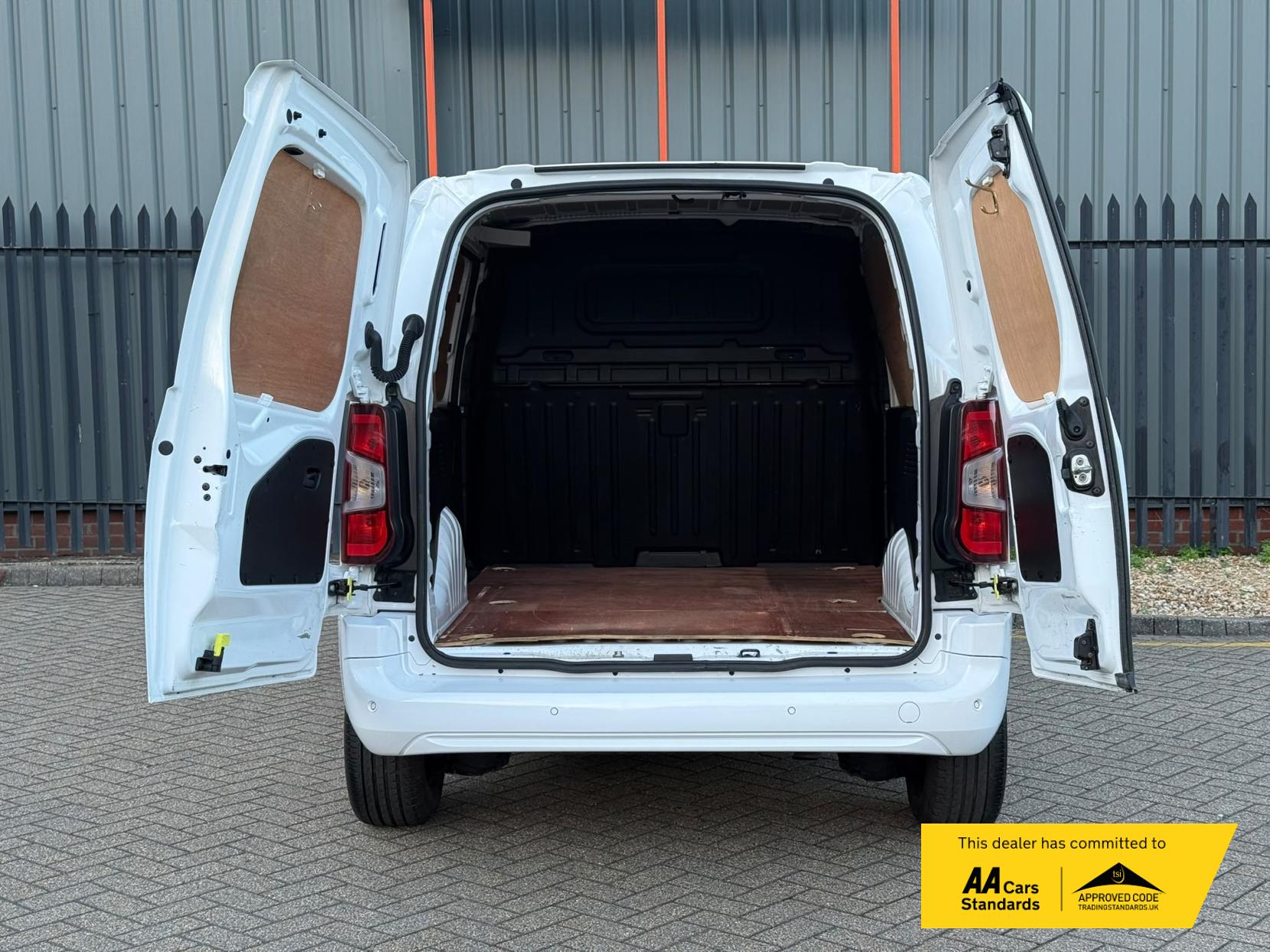 2020 Vauxhall Combo 1.6 Turbo D 2300 Sportive Panel Van 4dr Diesel Manual L1 H1 Euro 6 (s/s) (100 ps) - Thumbnail 18
