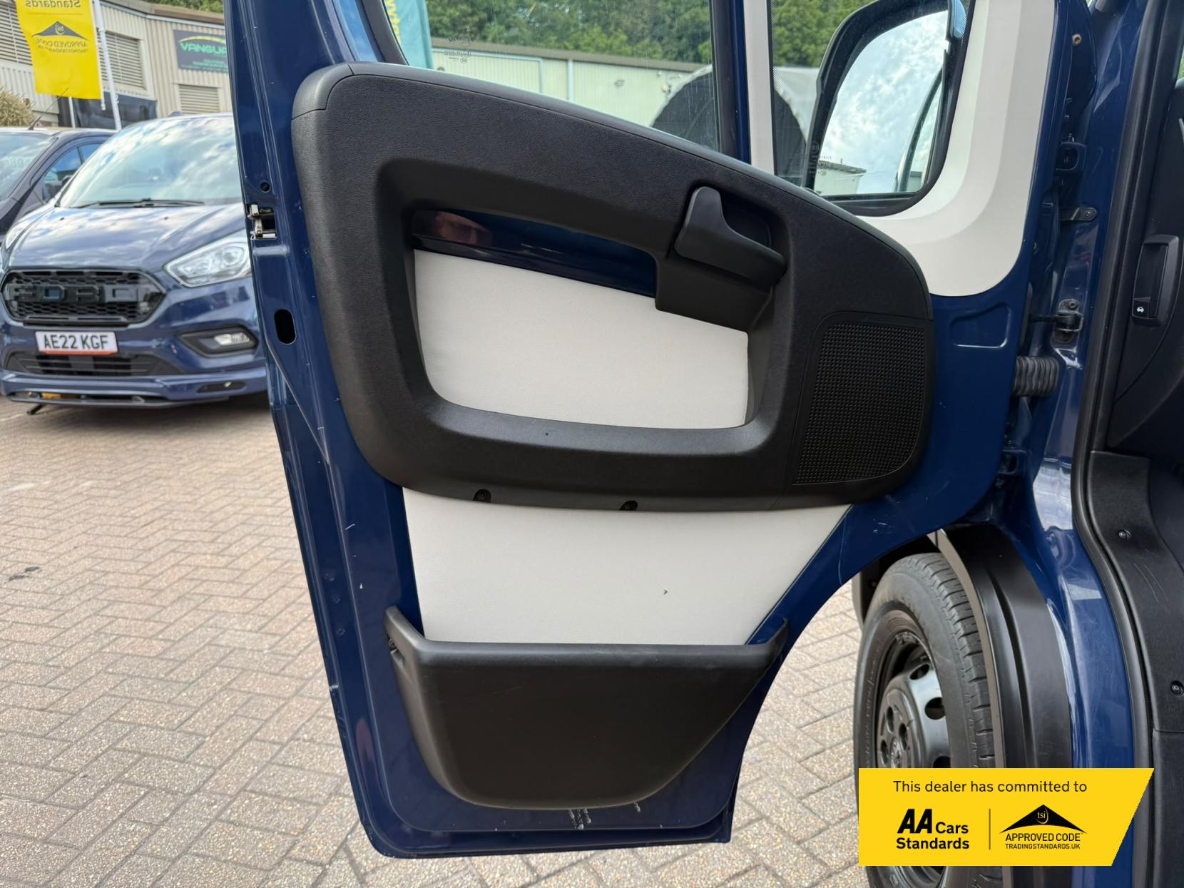 2019 Peugeot Boxer 2.2 BlueHDi 435 Professional Panel Van 5dr Diesel Manual L4 H2 Euro 6 (s/s) (140 ps) - Thumbnail 23