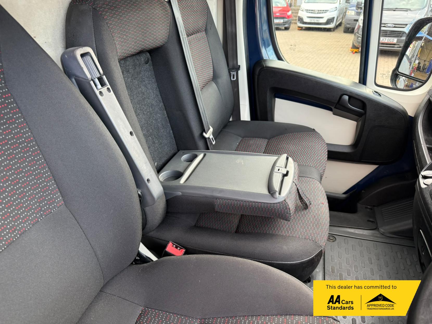2019 Peugeot Boxer 2.2 BlueHDi 435 Professional Panel Van 5dr Diesel Manual L4 H2 Euro 6 (s/s) (140 ps) - Thumbnail 22