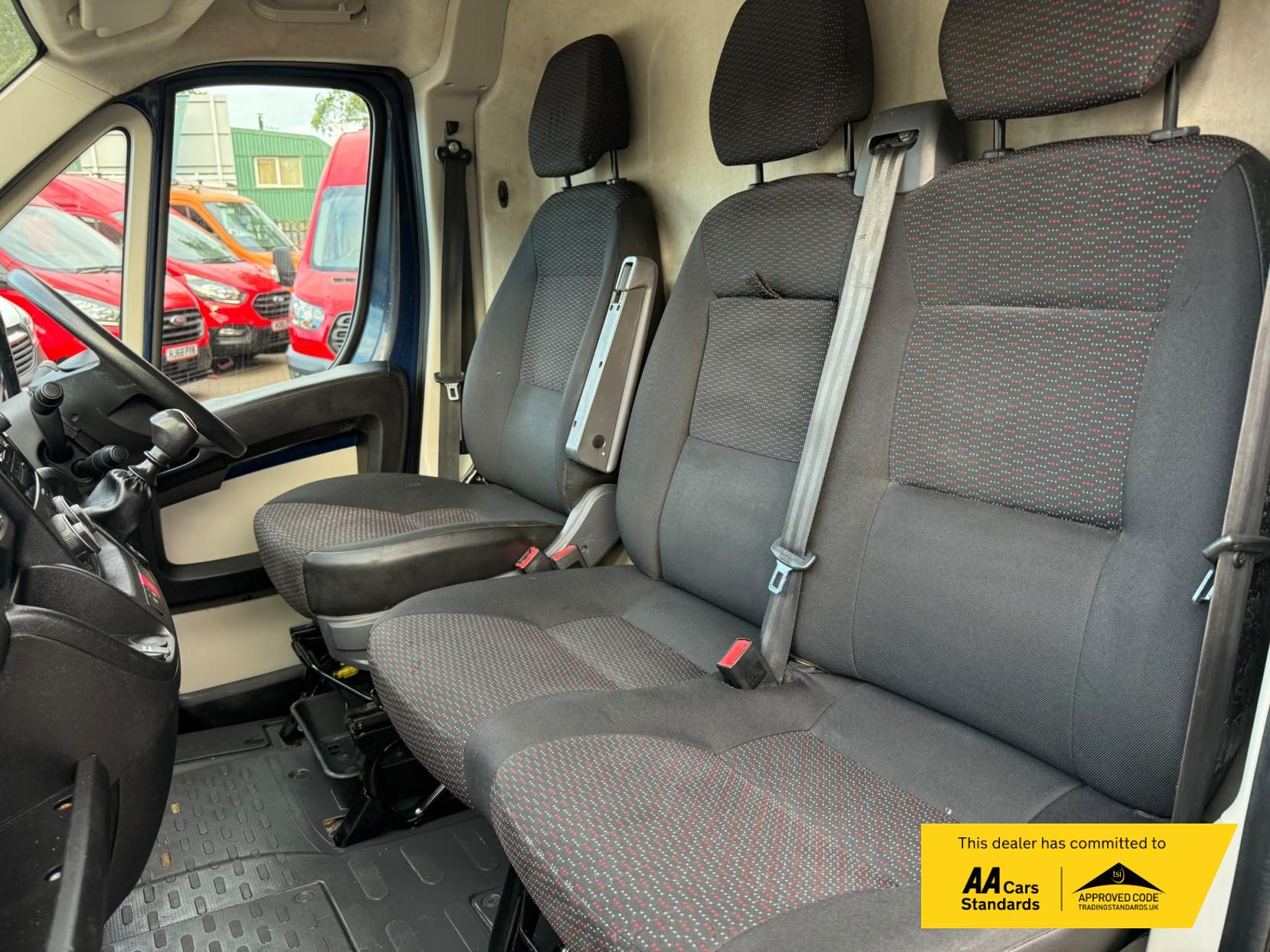 2019 Peugeot Boxer 2.2 BlueHDi 435 Professional Panel Van 5dr Diesel Manual L4 H2 Euro 6 (s/s) (140 ps) - Thumbnail 19