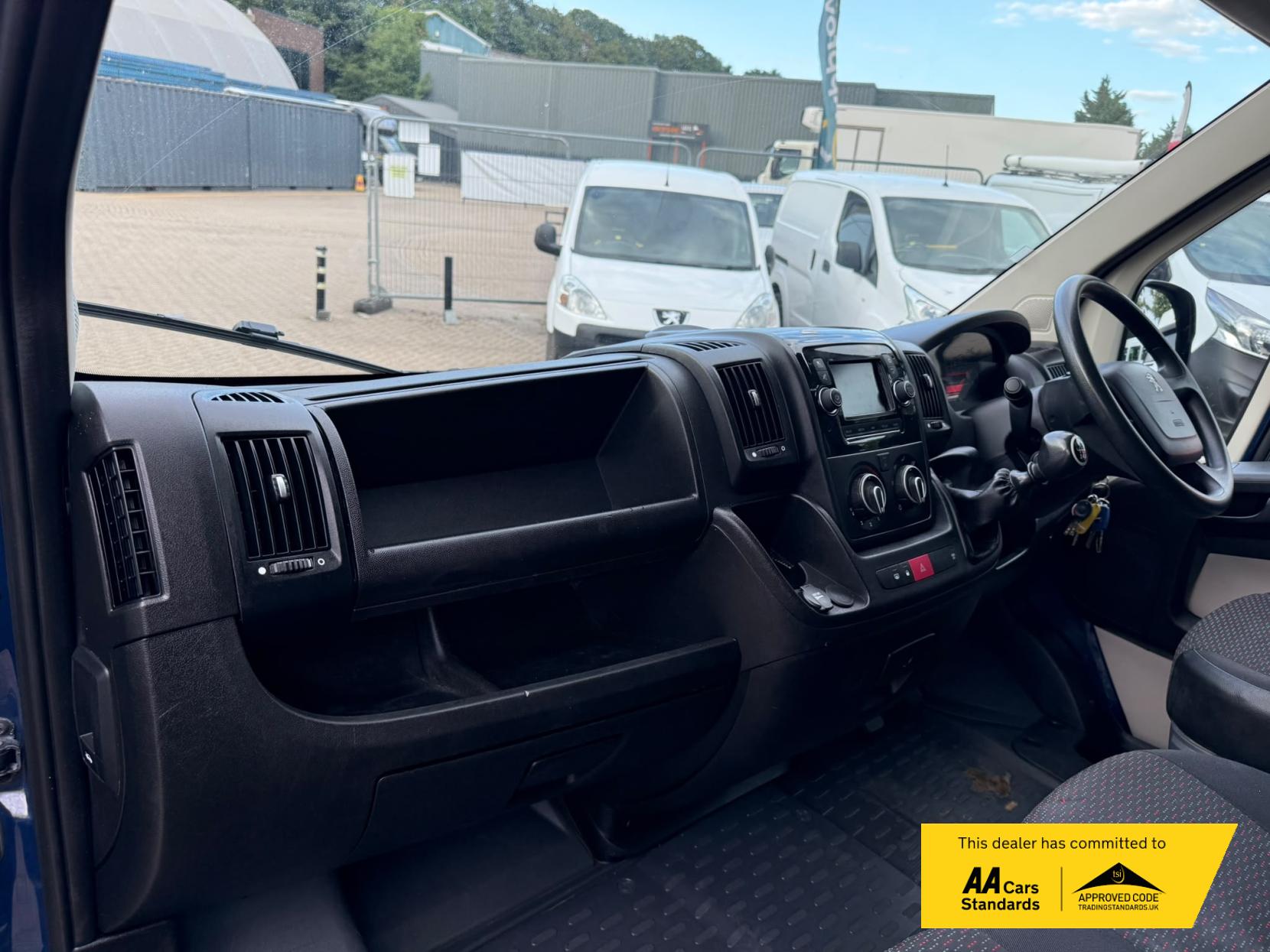 2019 Peugeot Boxer 2.2 BlueHDi 435 Professional Panel Van 5dr Diesel Manual L4 H2 Euro 6 (s/s) (140 ps) - Thumbnail 25