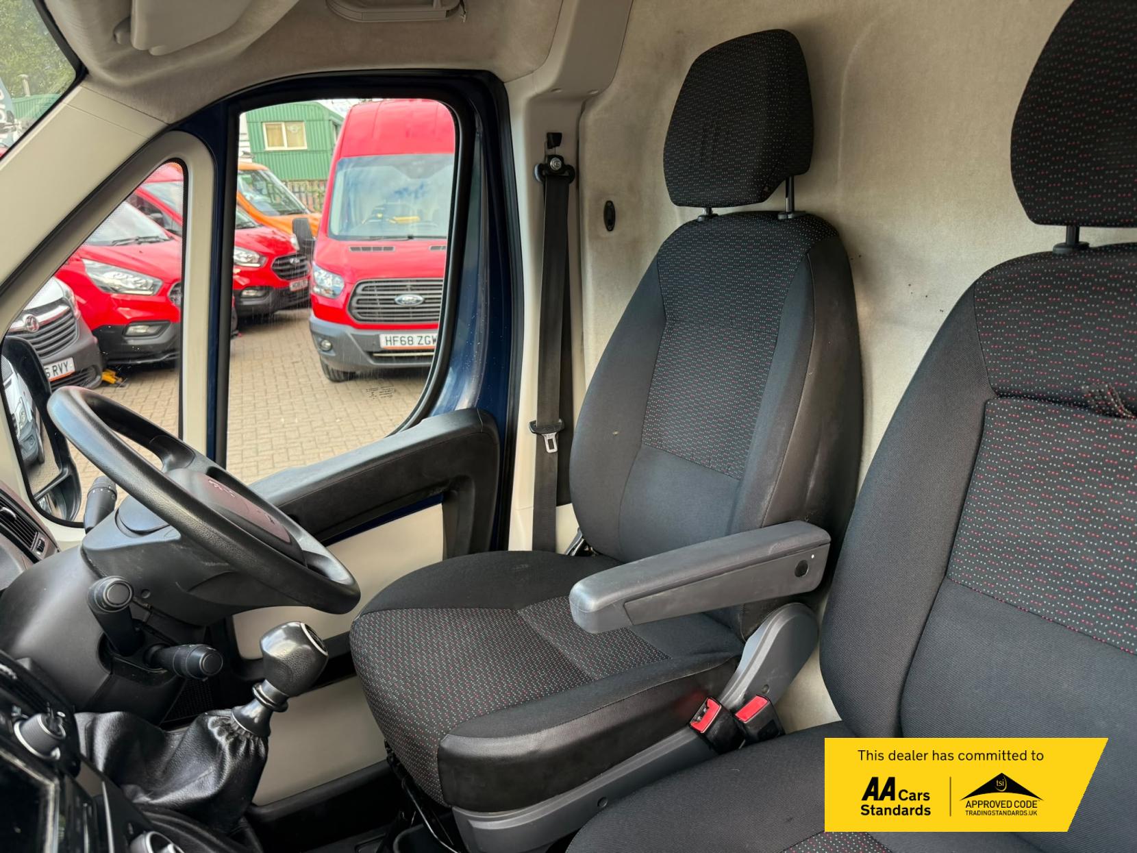 2019 Peugeot Boxer 2.2 BlueHDi 435 Professional Panel Van 5dr Diesel Manual L4 H2 Euro 6 (s/s) (140 ps) - Thumbnail 18