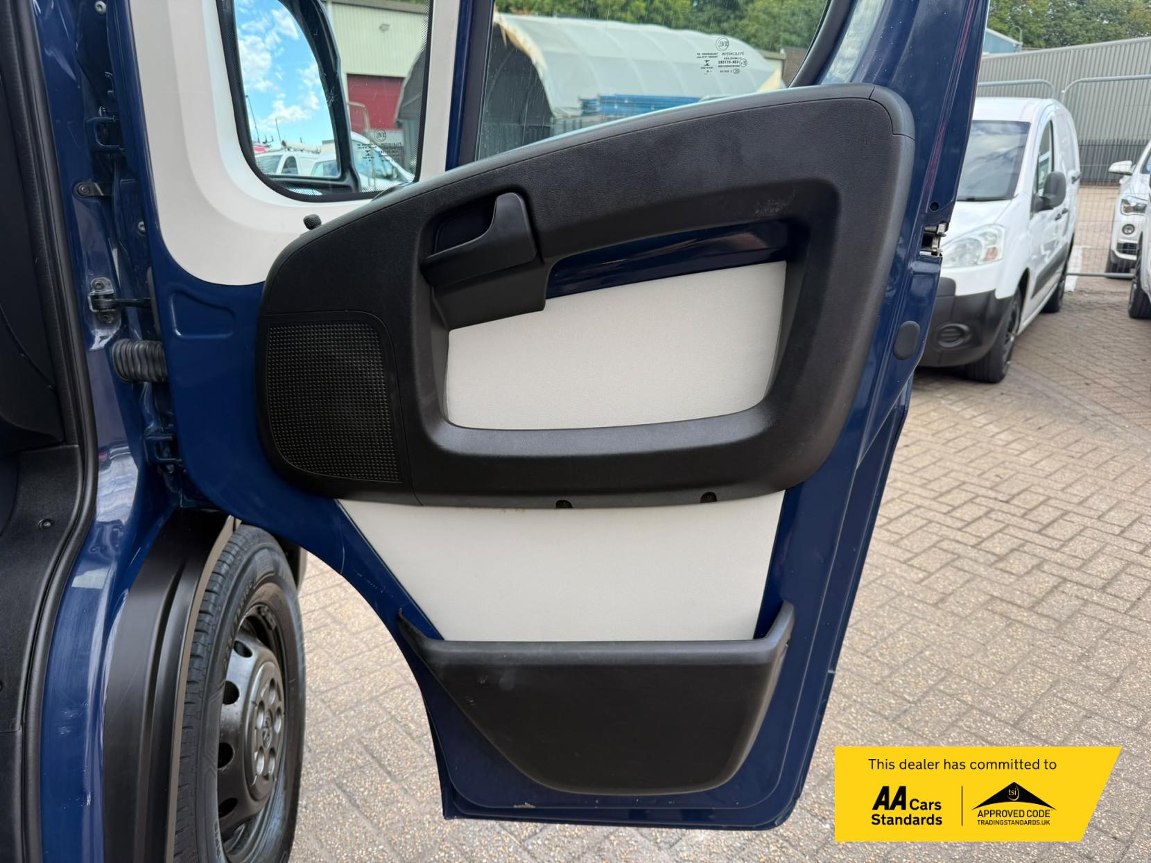 2019 Peugeot Boxer 2.2 BlueHDi 435 Professional Panel Van 5dr Diesel Manual L4 H2 Euro 6 (s/s) (140 ps) - Thumbnail 47