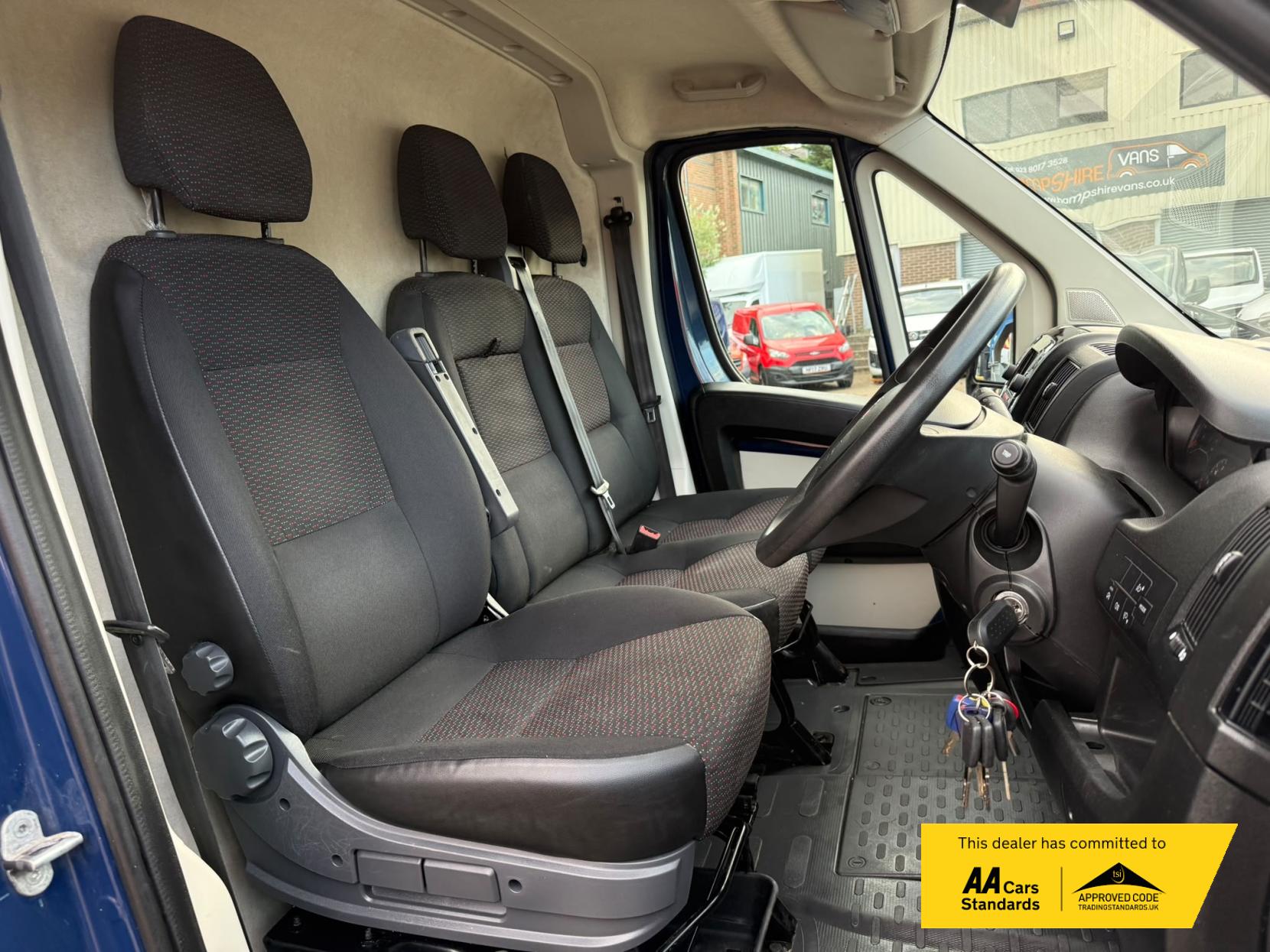 2019 Peugeot Boxer 2.2 BlueHDi 435 Professional Panel Van 5dr Diesel Manual L4 H2 Euro 6 (s/s) (140 ps) - Thumbnail 17