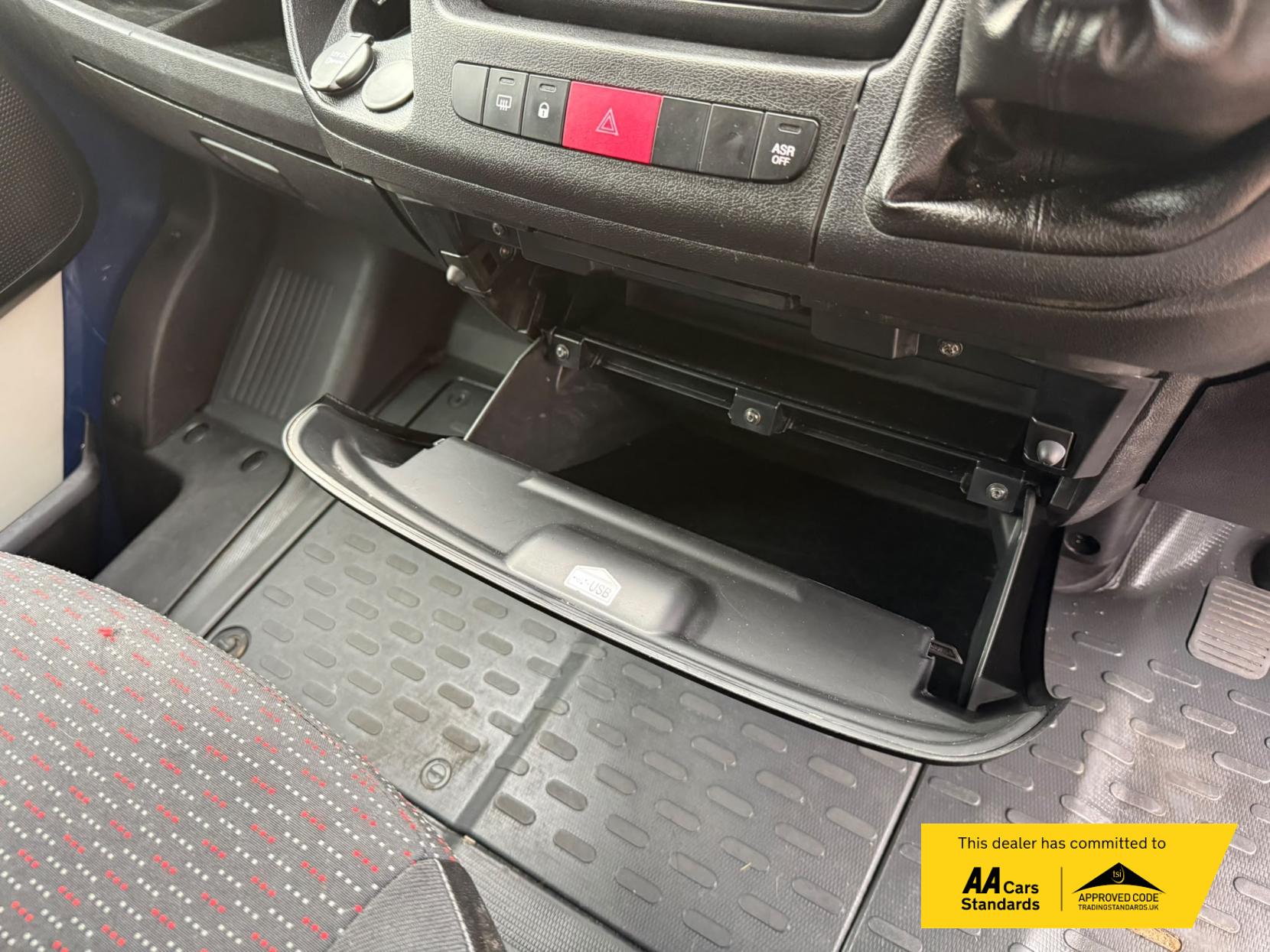 2019 Peugeot Boxer 2.2 BlueHDi 435 Professional Panel Van 5dr Diesel Manual L4 H2 Euro 6 (s/s) (140 ps) - Thumbnail 33