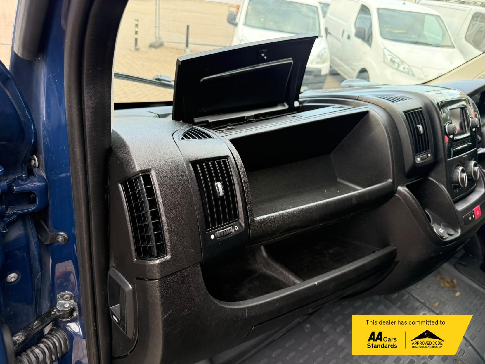 2019 Peugeot Boxer 2.2 BlueHDi 435 Professional Panel Van 5dr Diesel Manual L4 H2 Euro 6 (s/s) (140 ps) - Thumbnail 26