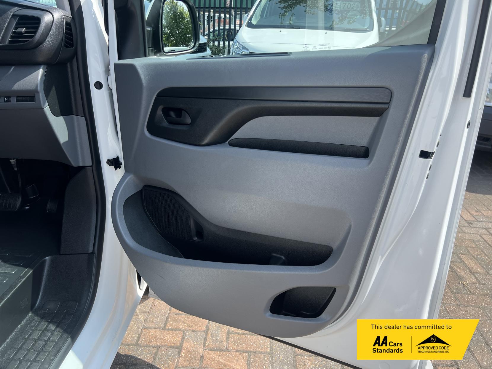 Vauxhall Vivaro 2.0 Turbo D 3100 Sportive Panel Van 5dr Diesel Auto L2 H1 Euro 6 (s/s) (120 ps)