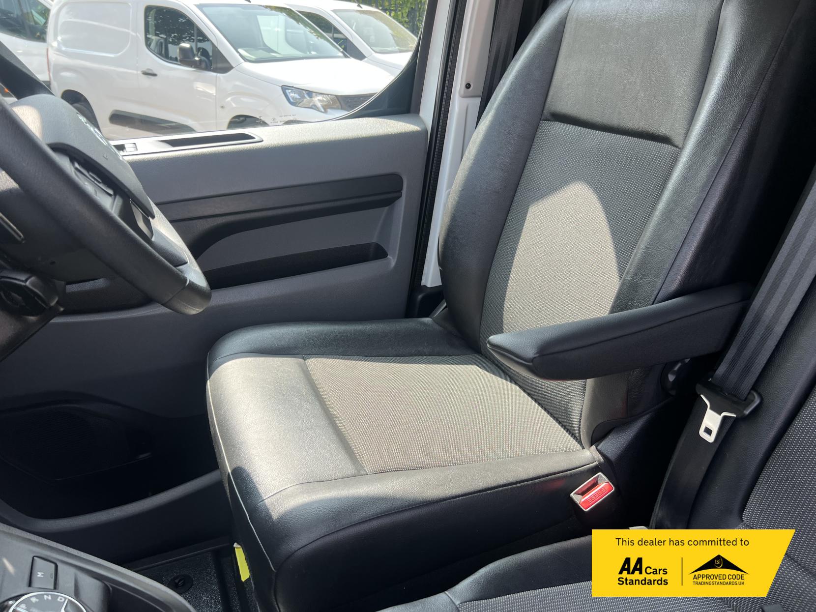 Vauxhall Vivaro 2.0 Turbo D 3100 Sportive Panel Van 5dr Diesel Auto L2 H1 Euro 6 (s/s) (120 ps)