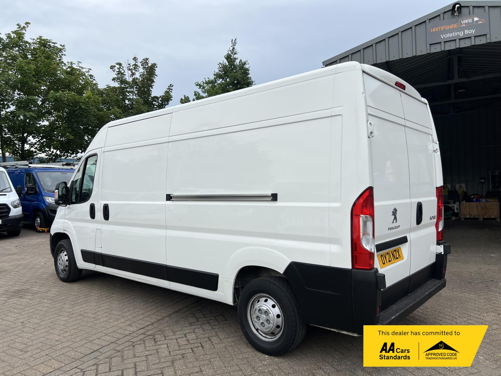 Peugeot Boxer 2.2 BlueHDi 335 Professional Panel Van 5dr Diesel Manual L3 H2 Euro 6 (s/s) (140 ps)