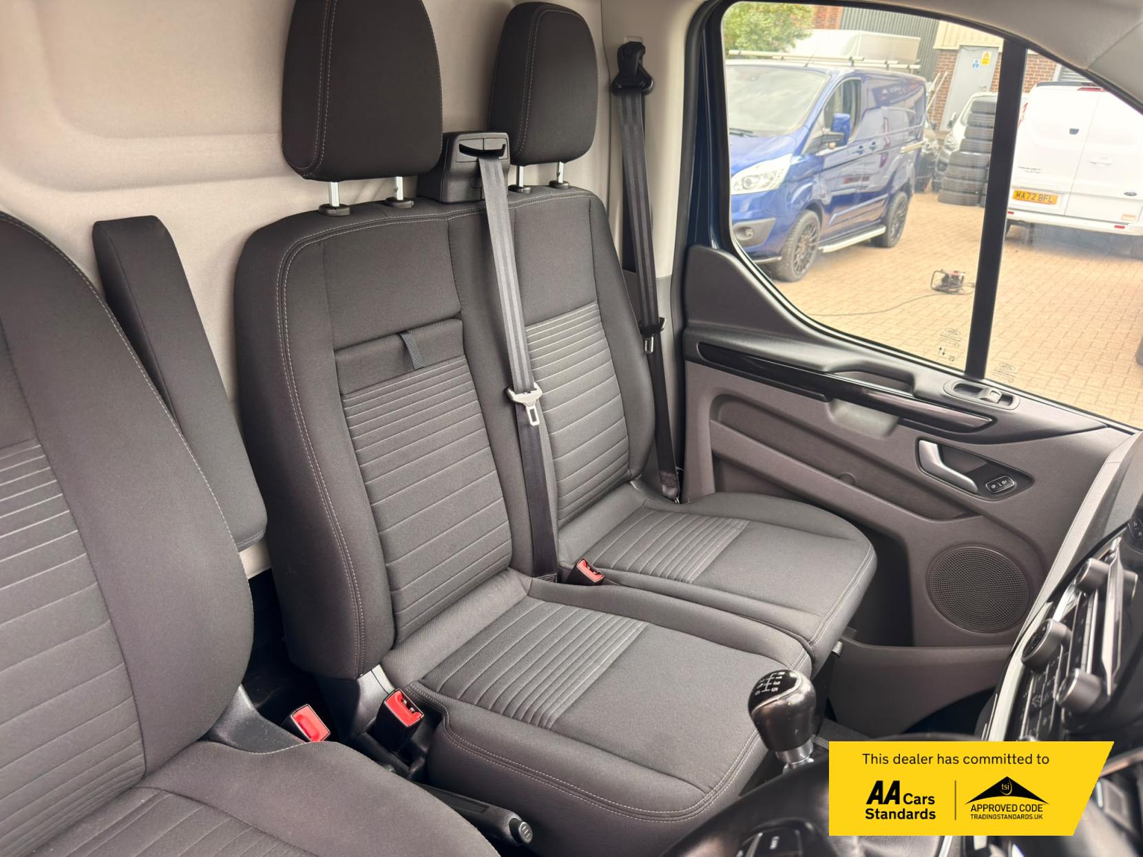 2022 Ford Transit Custom 2.0 300 EcoBlue Limited Panel Van 5dr Diesel Manual L2 H1 Euro 6 (s/s) (130 ps) - Thumbnail 24