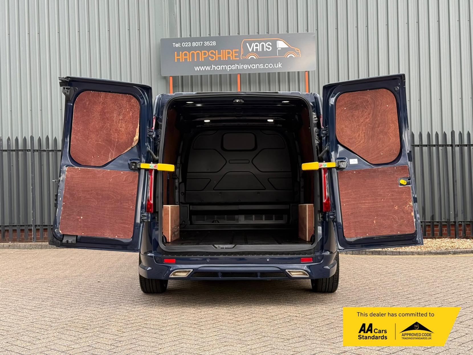 2022 Ford Transit Custom 2.0 300 EcoBlue Limited Panel Van 5dr Diesel Manual L2 H1 Euro 6 (s/s) (130 ps) - Thumbnail 11