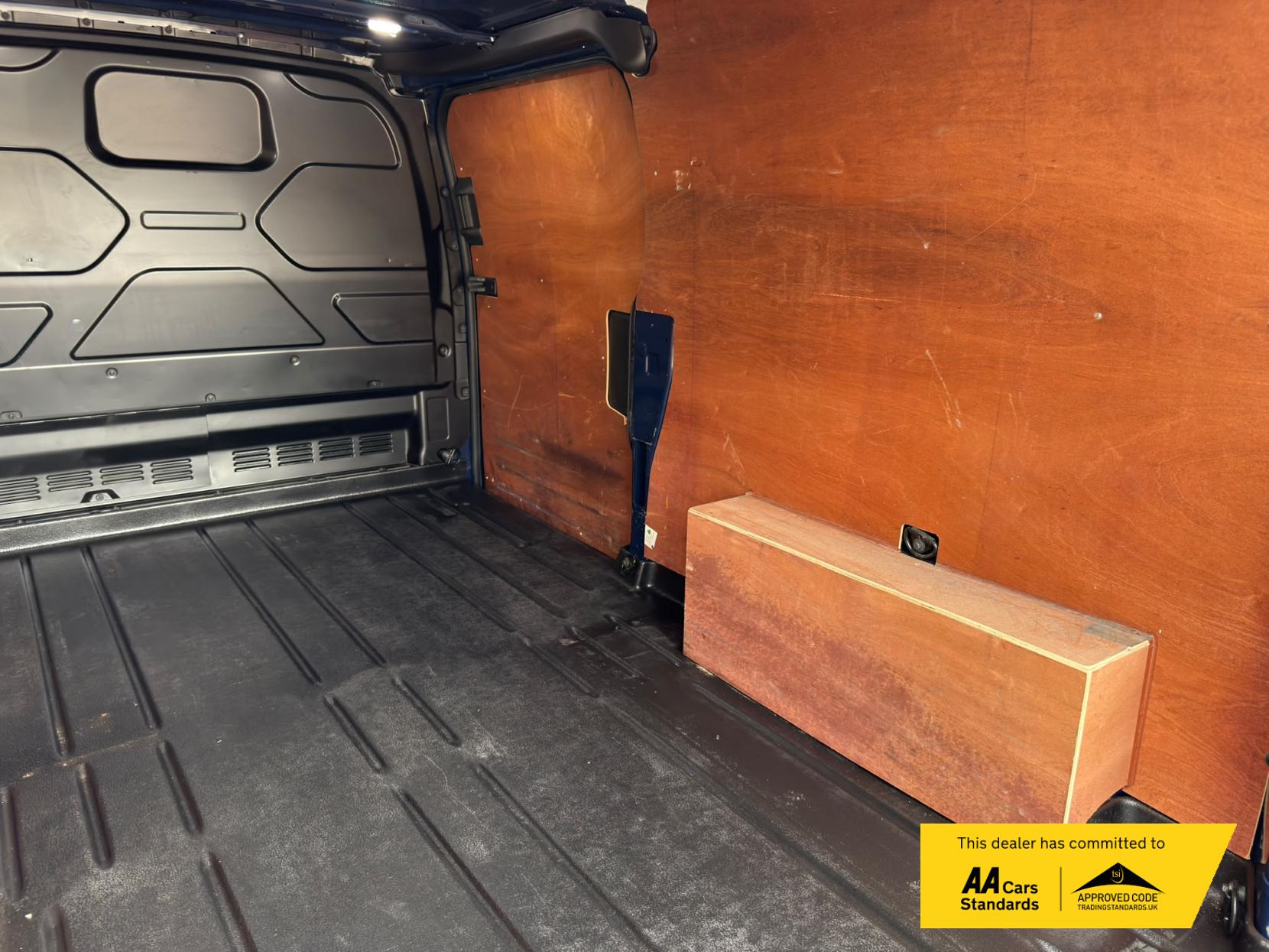 2022 Ford Transit Custom 2.0 300 EcoBlue Limited Panel Van 5dr Diesel Manual L2 H1 Euro 6 (s/s) (130 ps) - Thumbnail 14