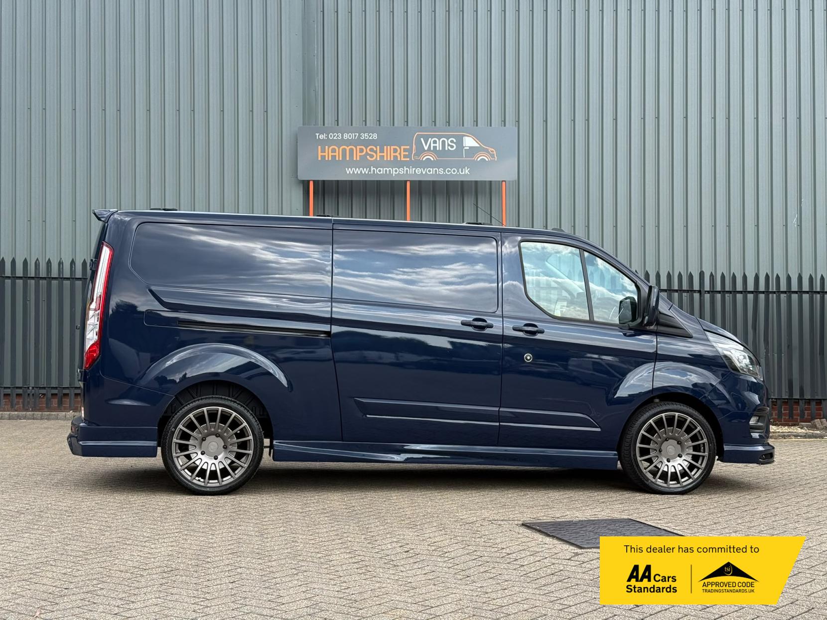 2022 Ford Transit Custom 2.0 300 EcoBlue Limited Panel Van 5dr Diesel Manual L2 H1 Euro 6 (s/s) (130 ps) - Thumbnail 5