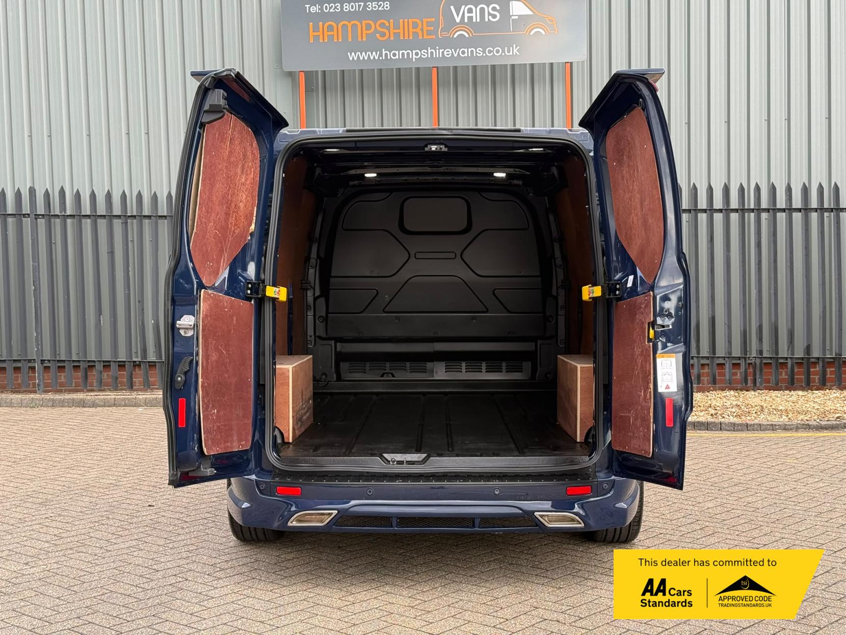 2022 Ford Transit Custom 2.0 300 EcoBlue Limited Panel Van 5dr Diesel Manual L2 H1 Euro 6 (s/s) (130 ps) - Thumbnail 10
