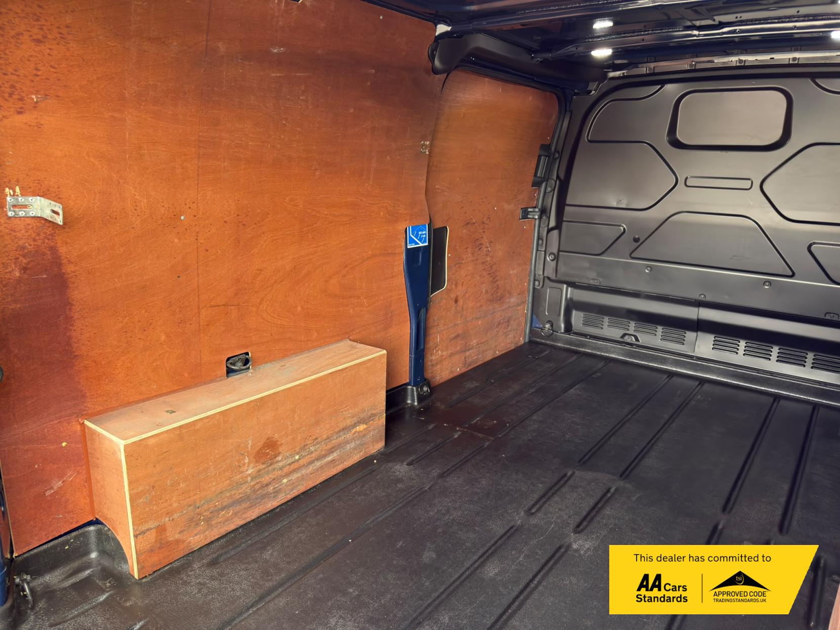 2022 Ford Transit Custom 2.0 300 EcoBlue Limited Panel Van 5dr Diesel Manual L2 H1 Euro 6 (s/s) (130 ps) - Thumbnail 12